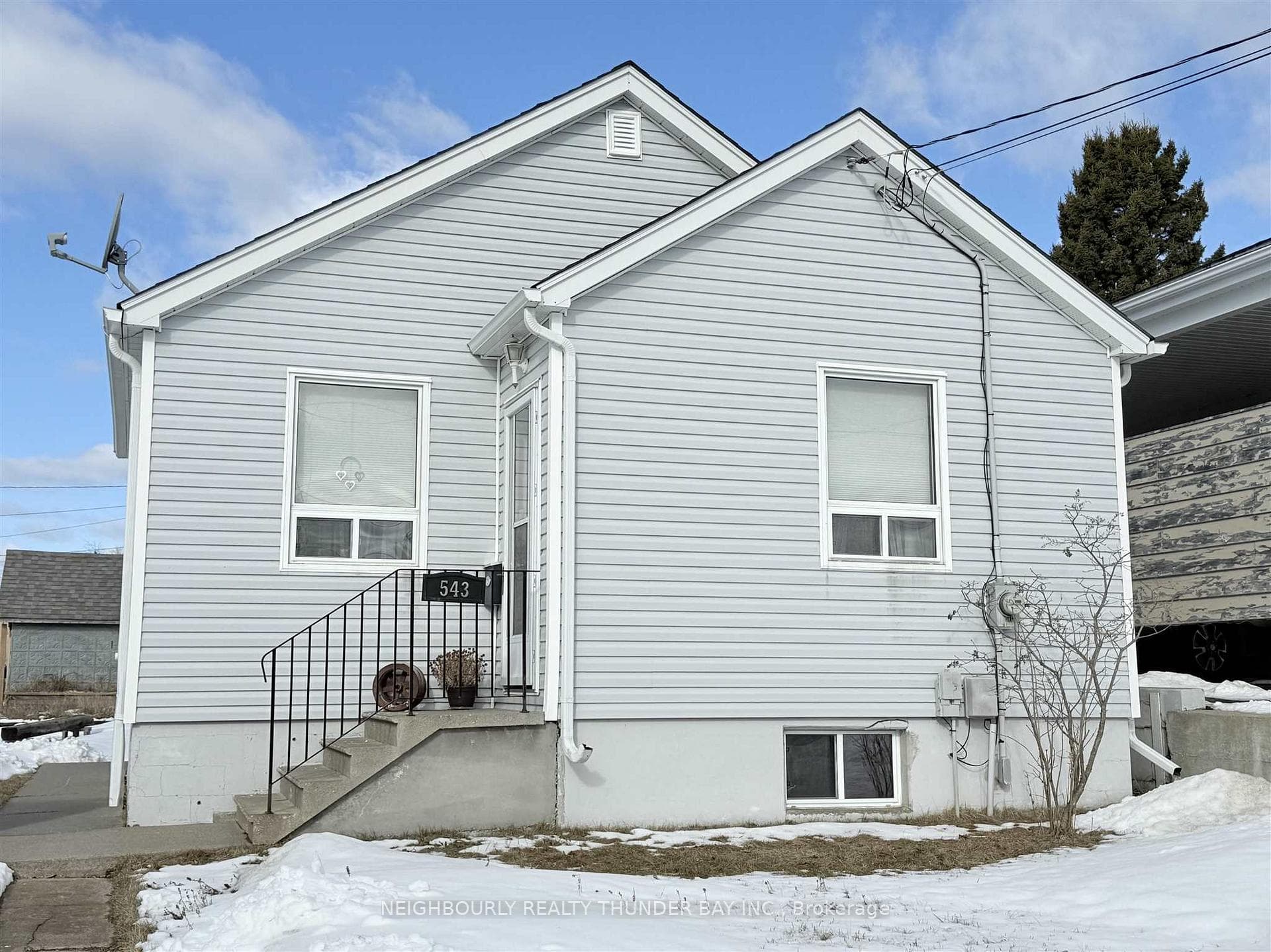 543 Leslie Avenue photo 1