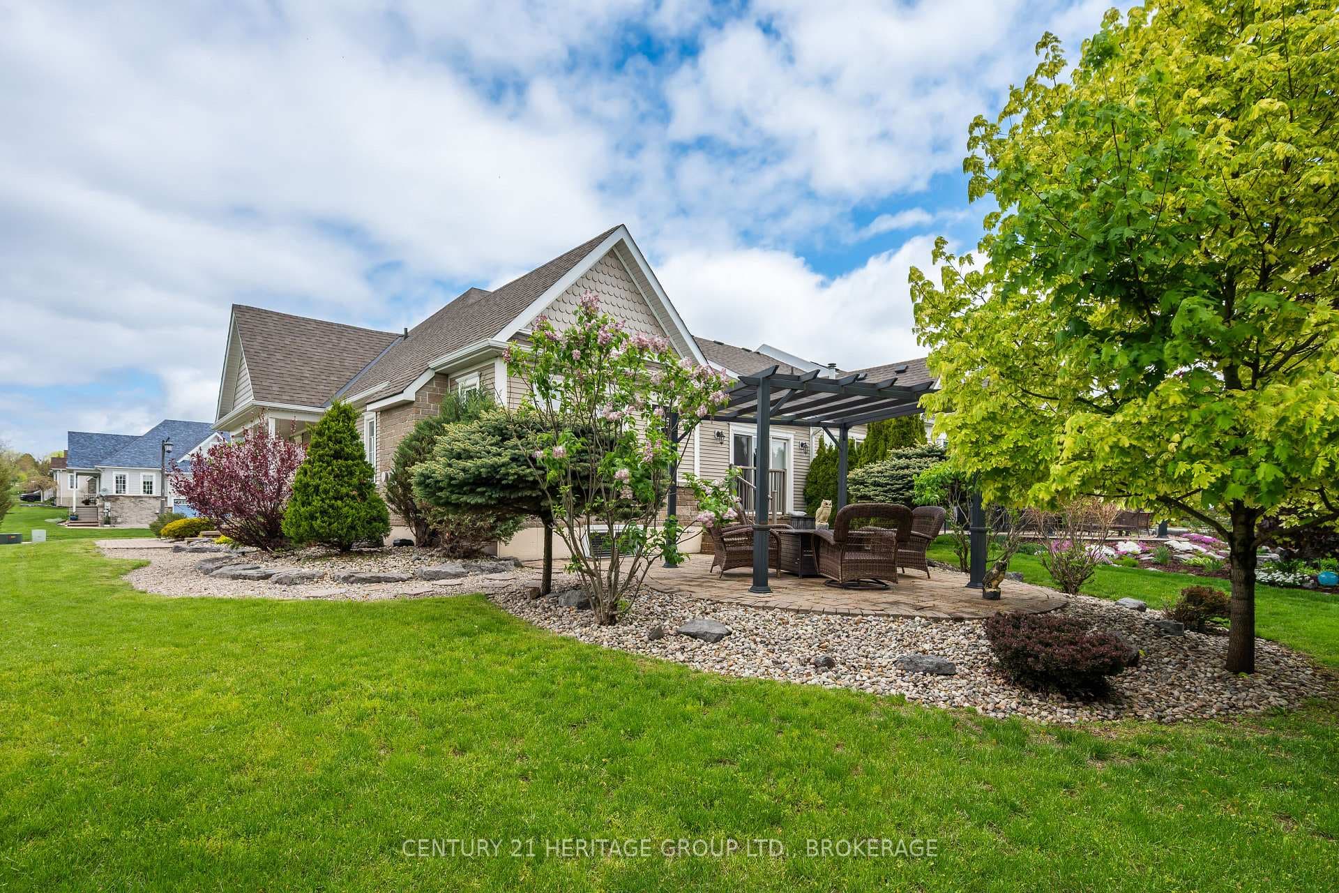 100 BRITANNIA Crescent photo 5