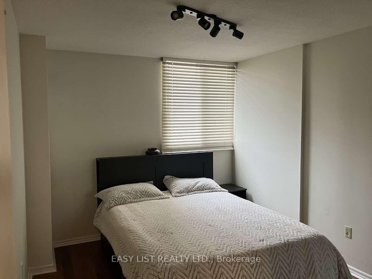 812 Burnhamthorpe Road Unit 904 photo 17