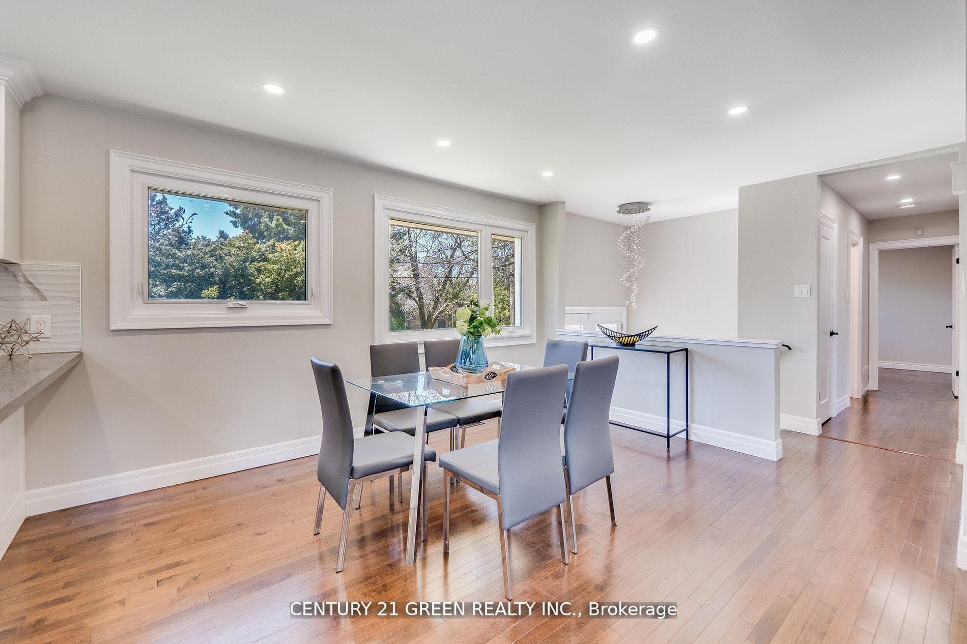 55 Regency Square photo 9