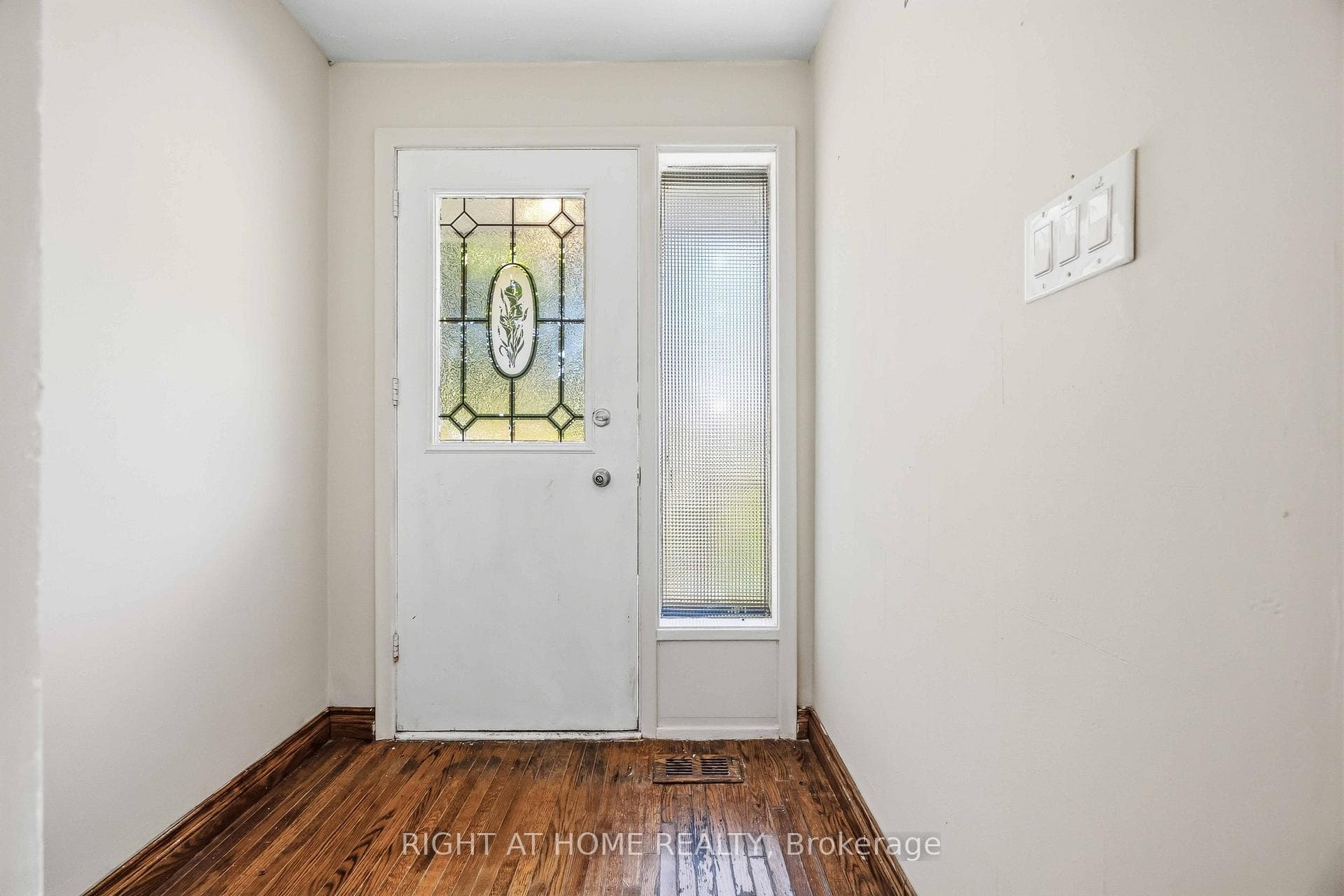 1 Mozart Avenue photo 4
