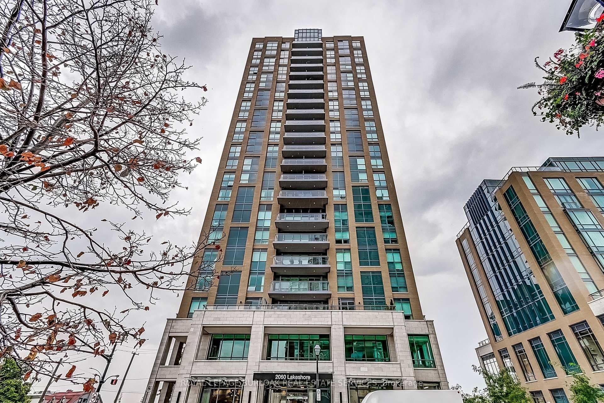 2060 Lakeshore Road Unit 305 photo 1