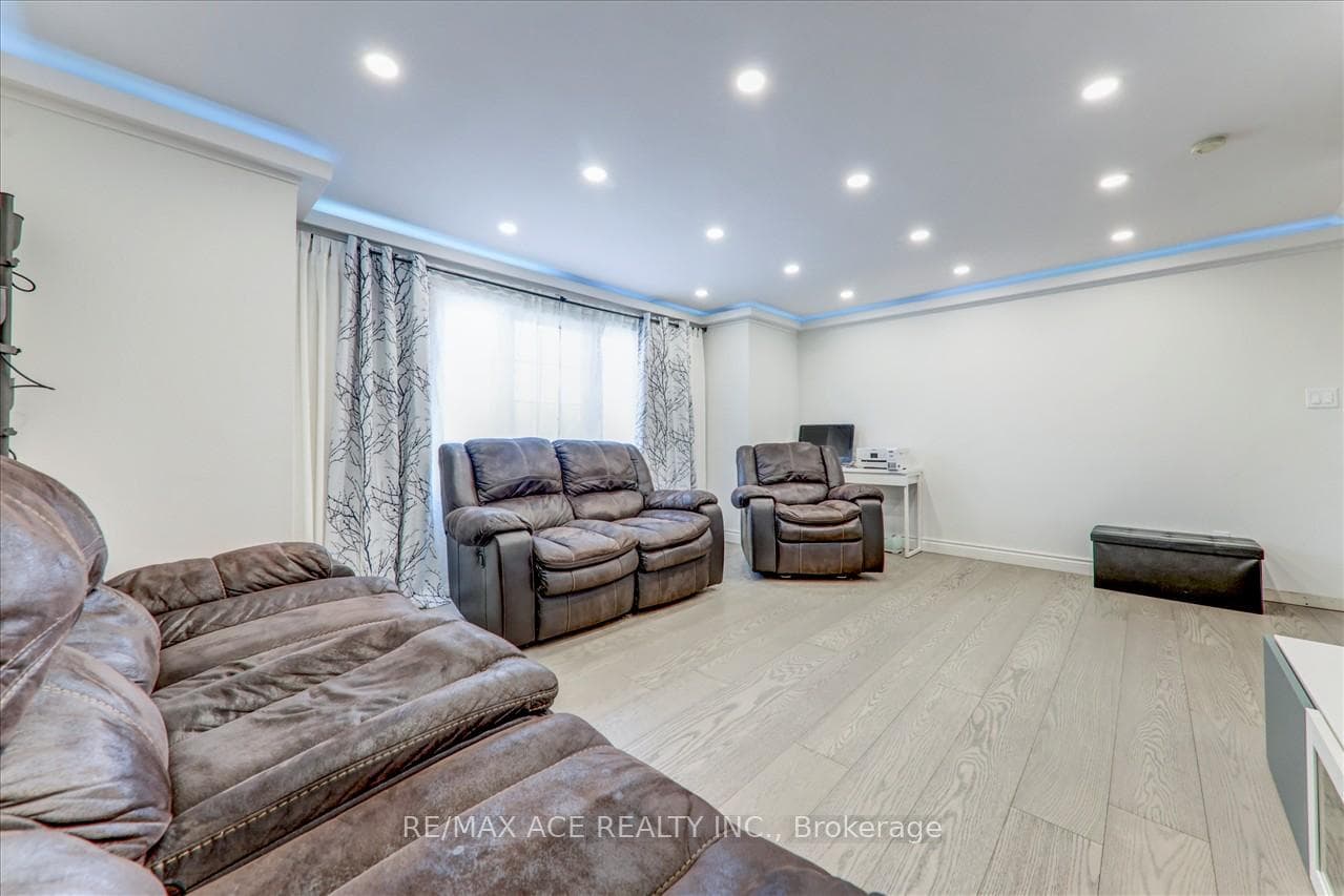 284 Sophia Crescent photo 17