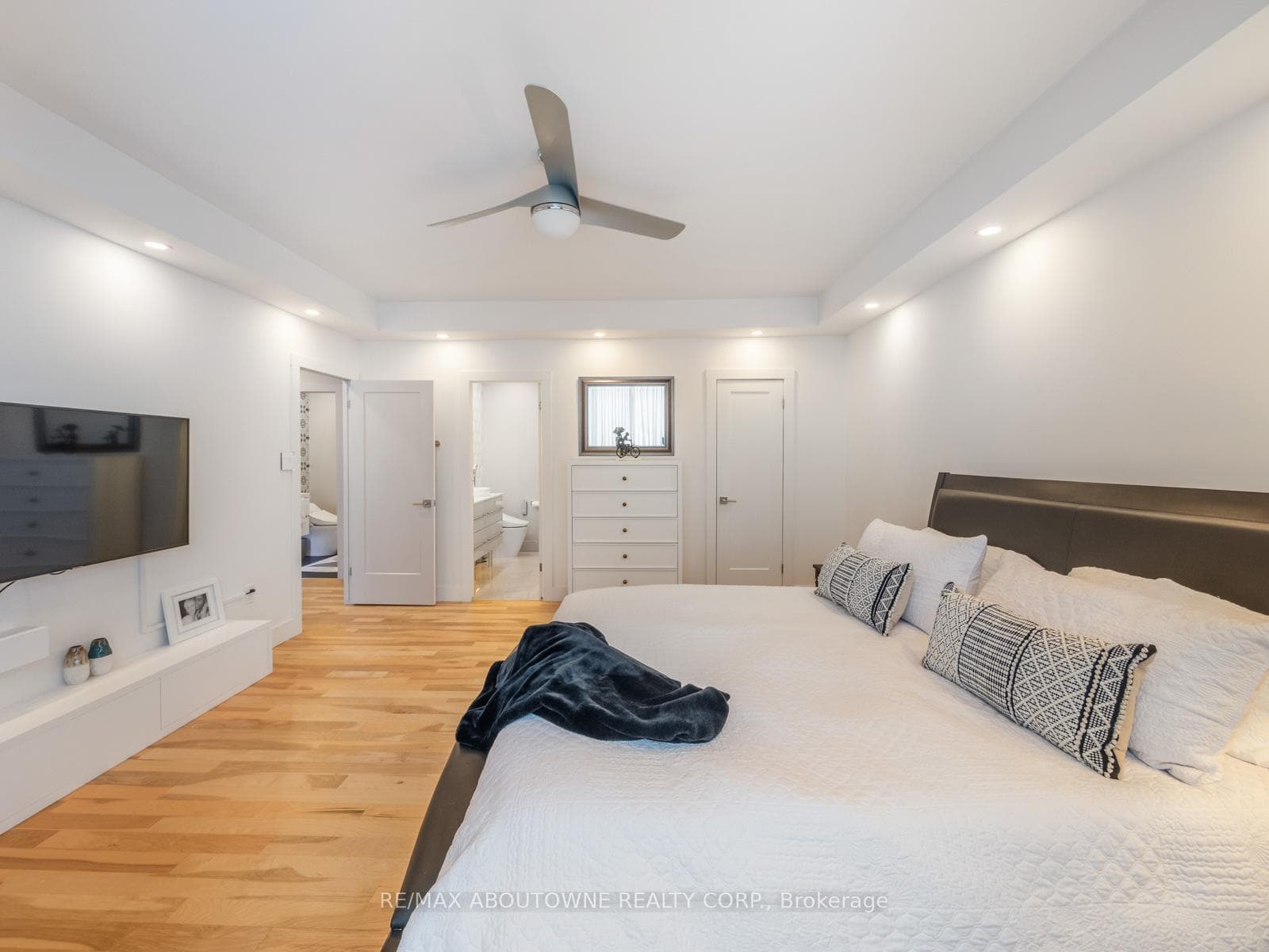 2121 Lakeshore Road Unit 204 photo 24