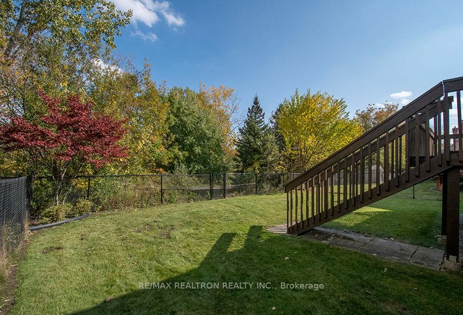 27 John Stiver Crescent photo 32
