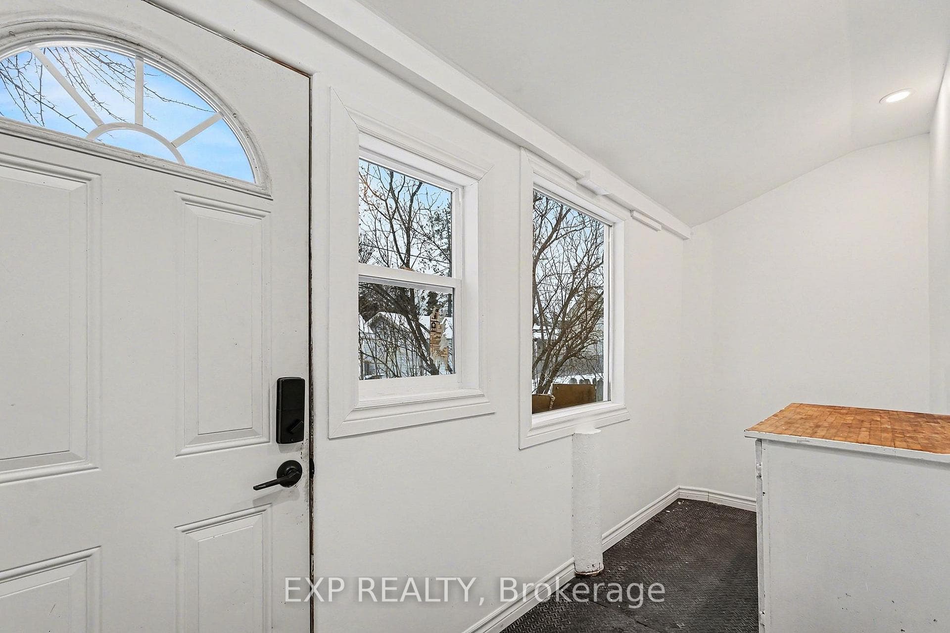 294 Moffatt Street photo 3