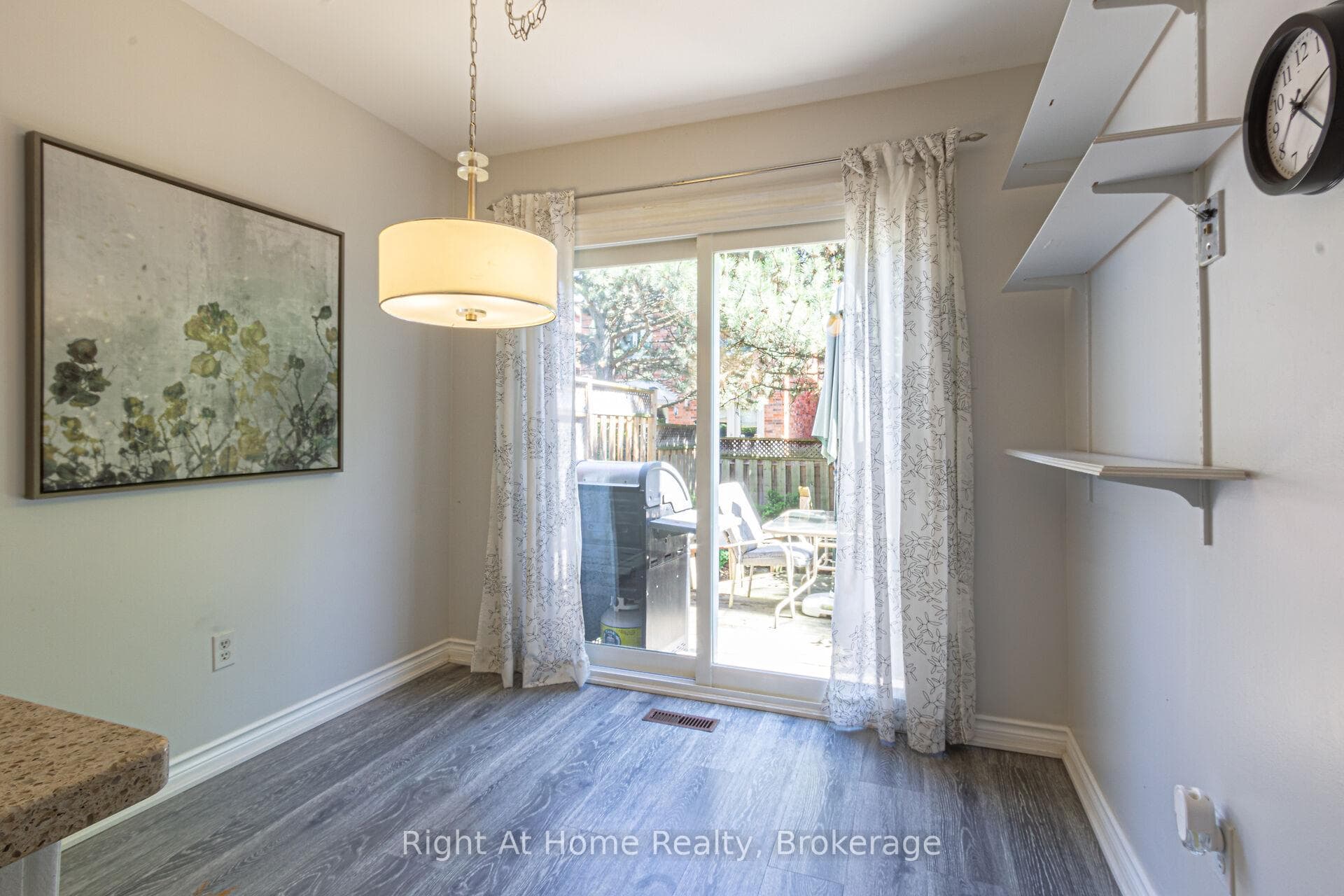 2019 Brays Lane photo 13