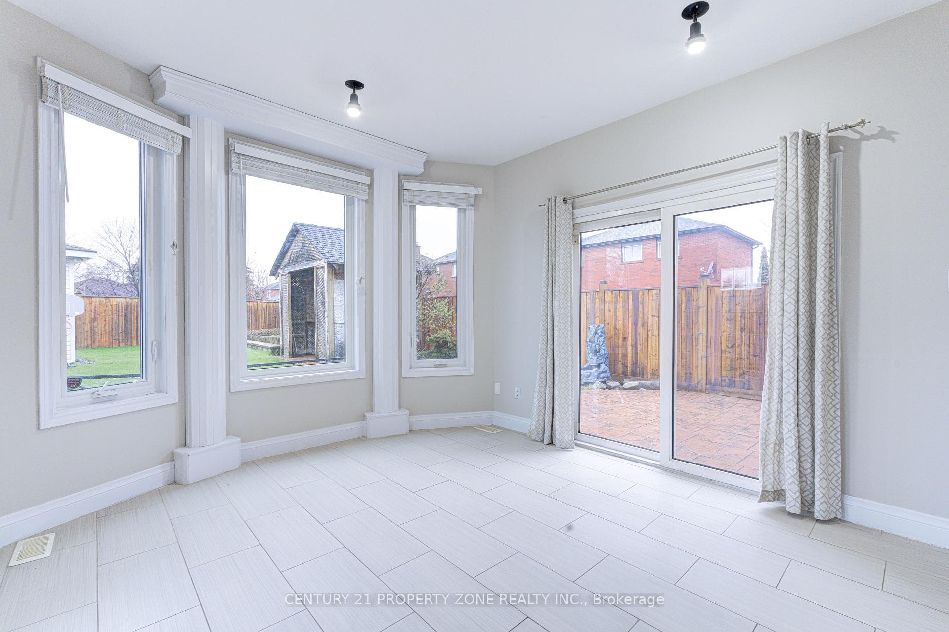 4 Compton Court photo 17