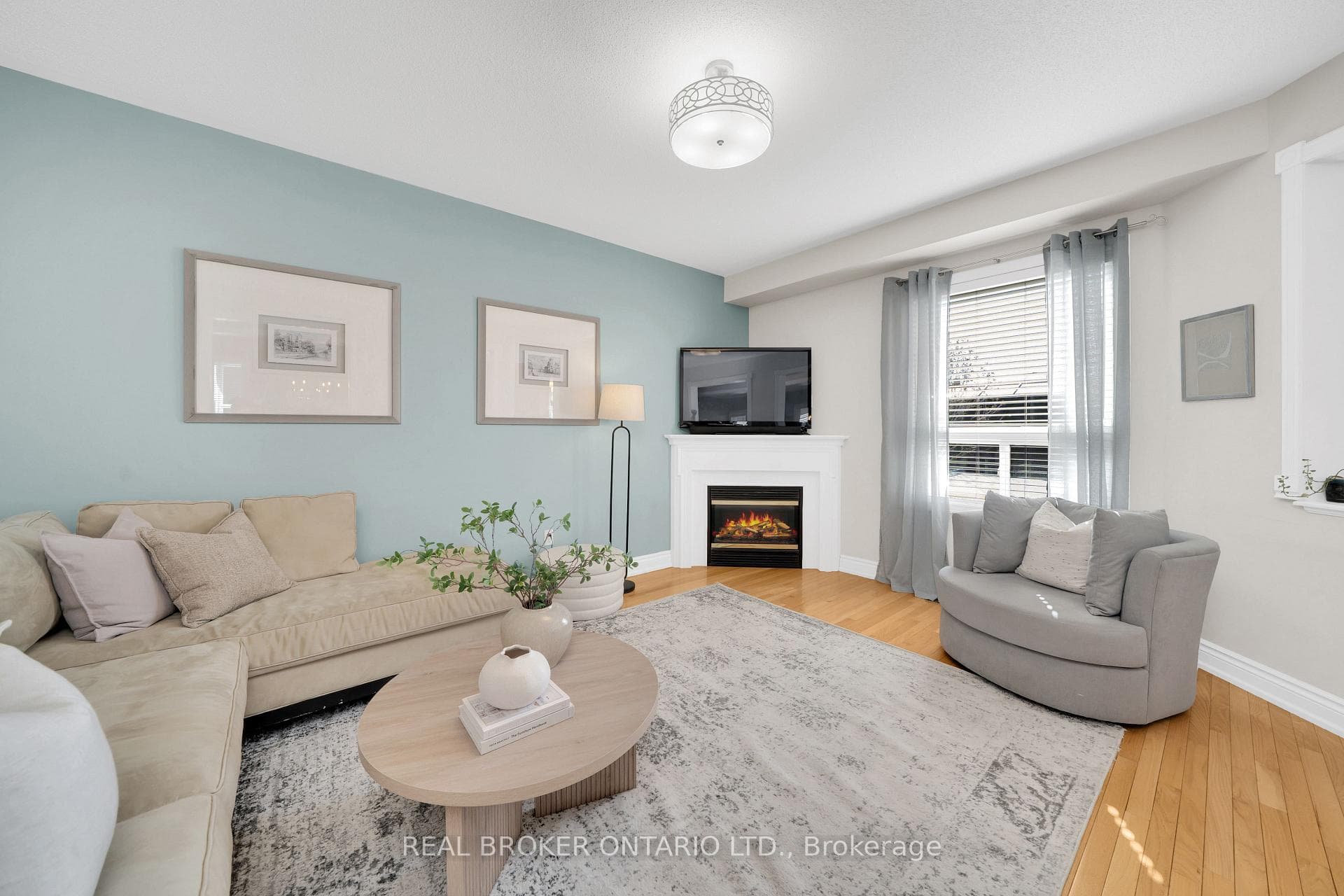 217 Ellis Crescent photo 9