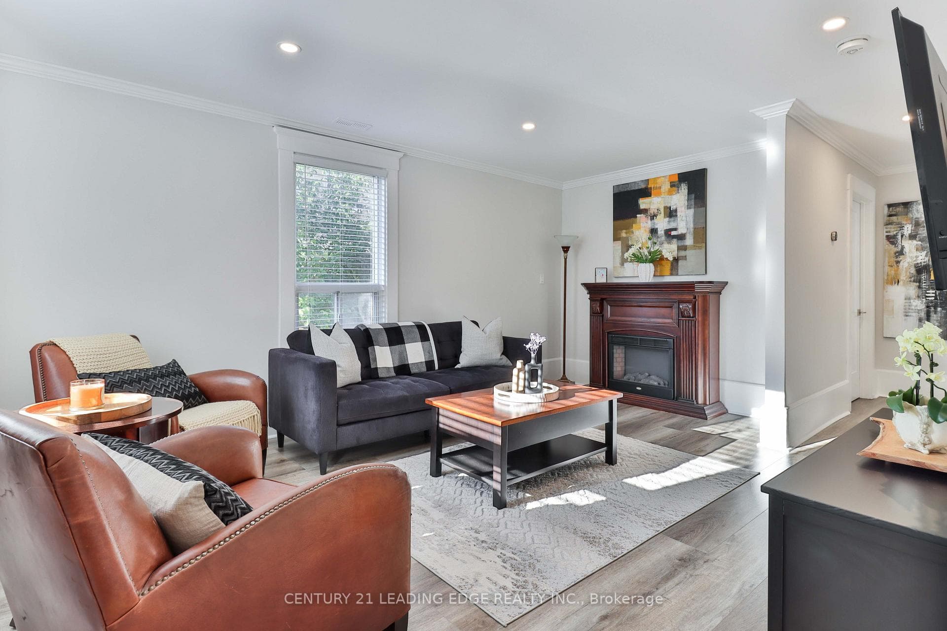 Spacious Modern Decor