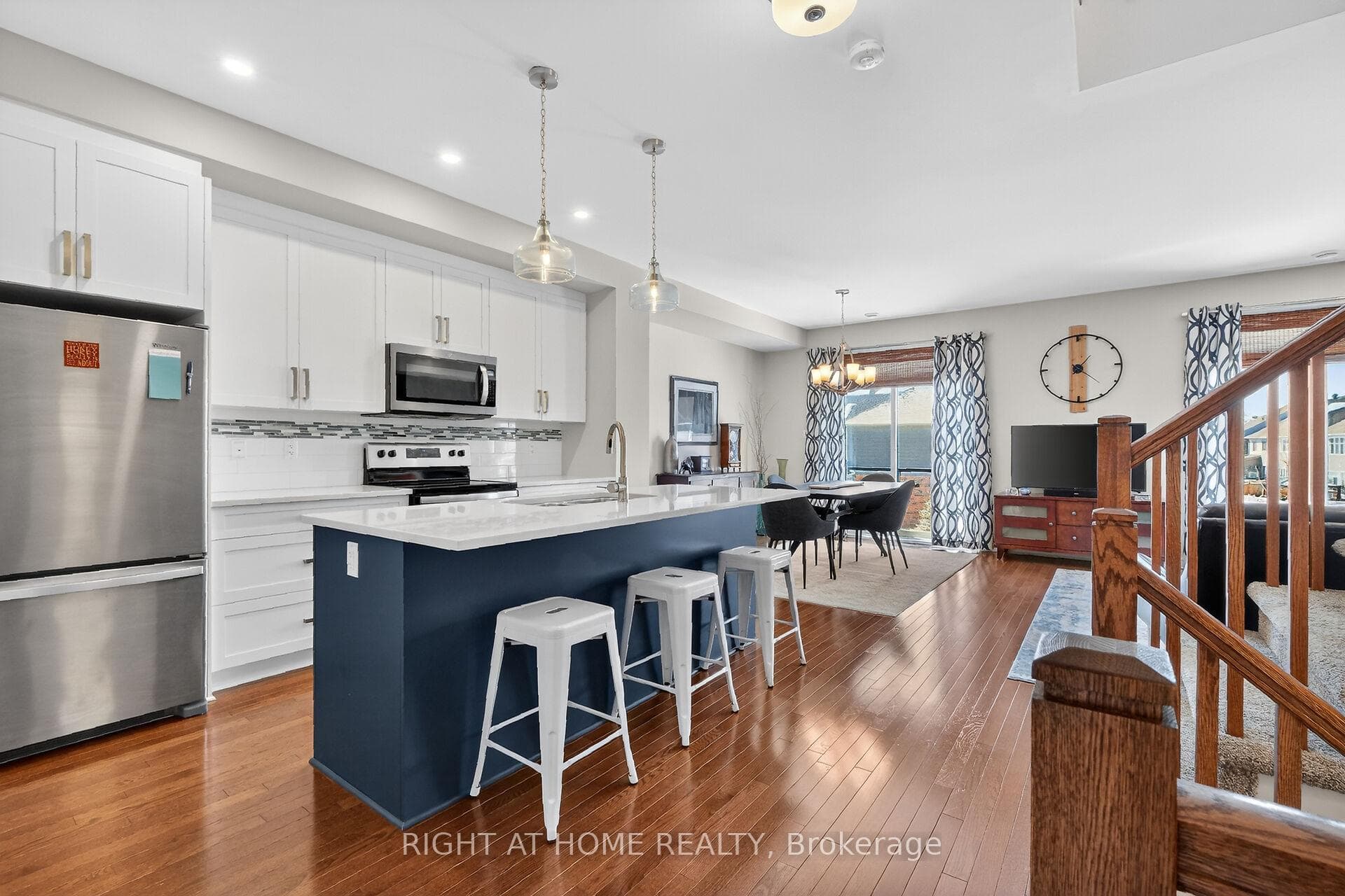 570 Labrador Crescent photo 8