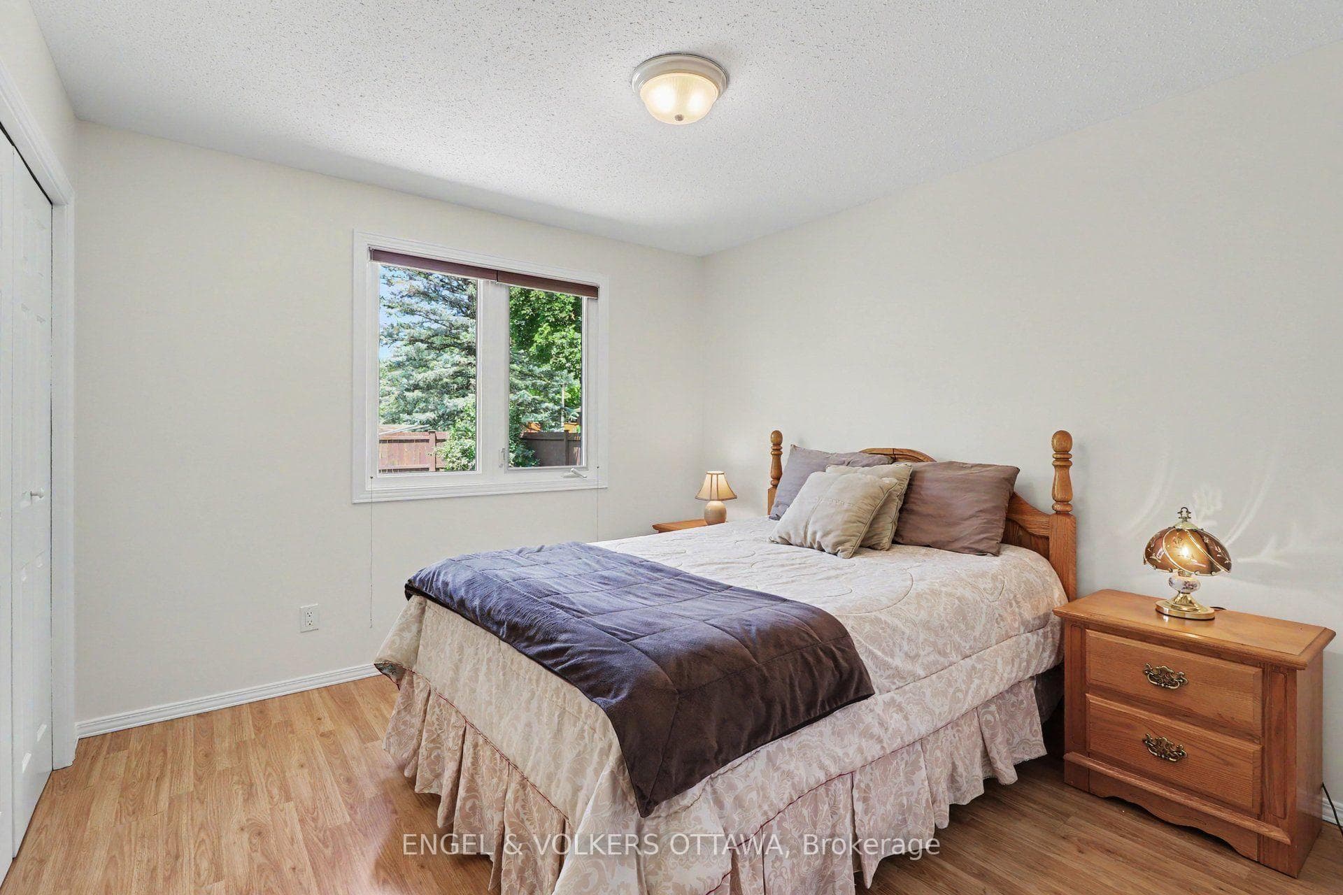 1331 Alloway Crescent photo 14