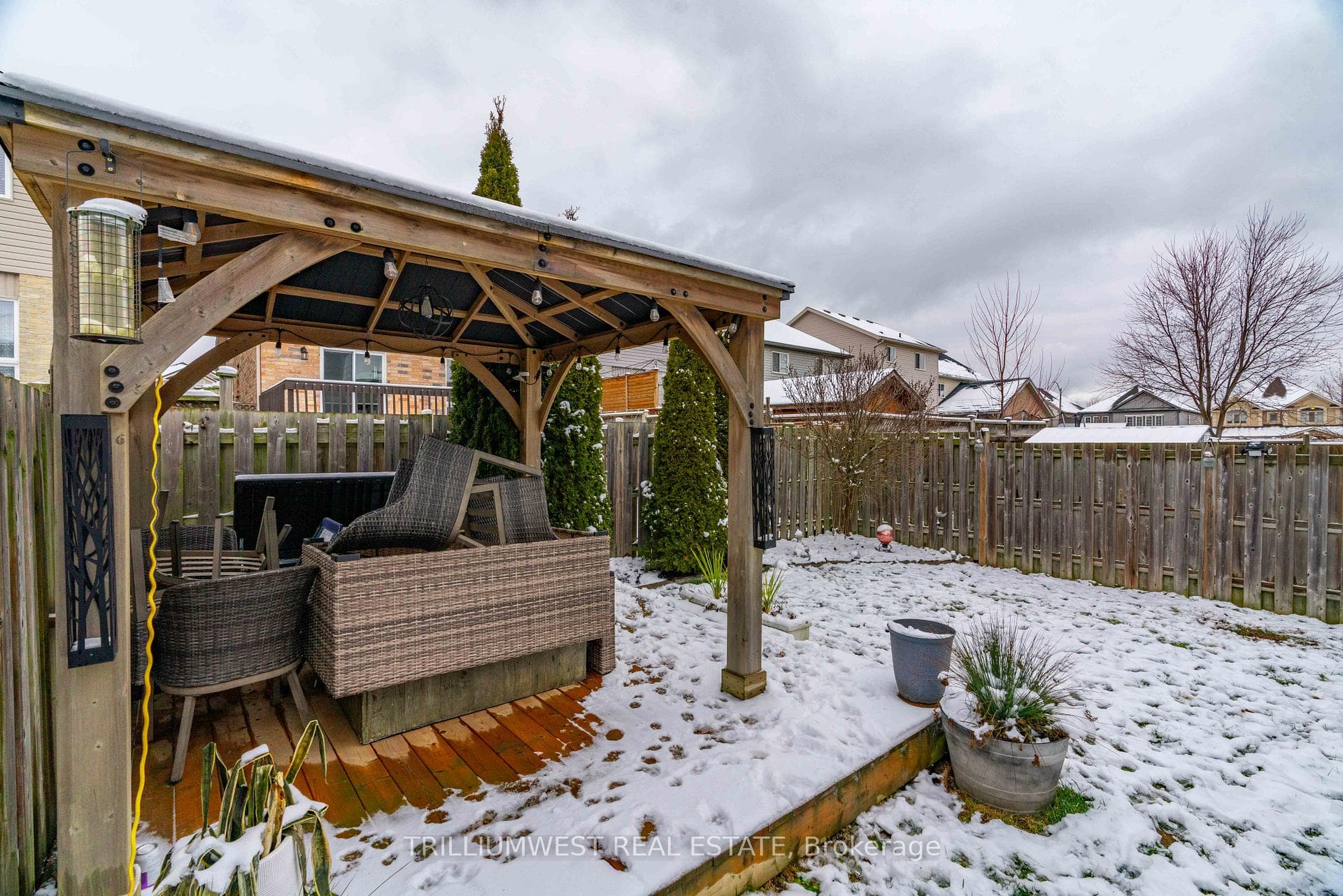 225 Featherstone Crescent photo 34