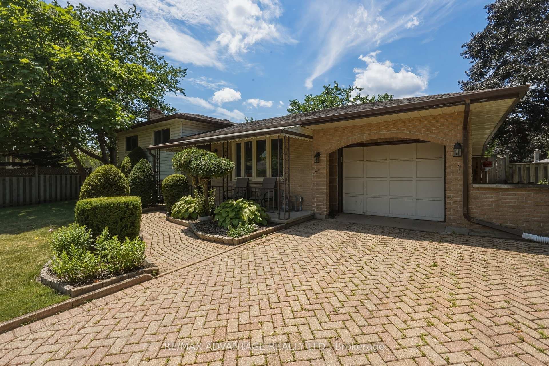 120 Champlain Crescent photo 3