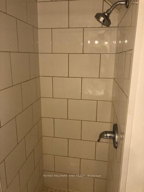TOP FLOOR - 2 Bedrooms, 1 Bath, Kitchen, Laundry