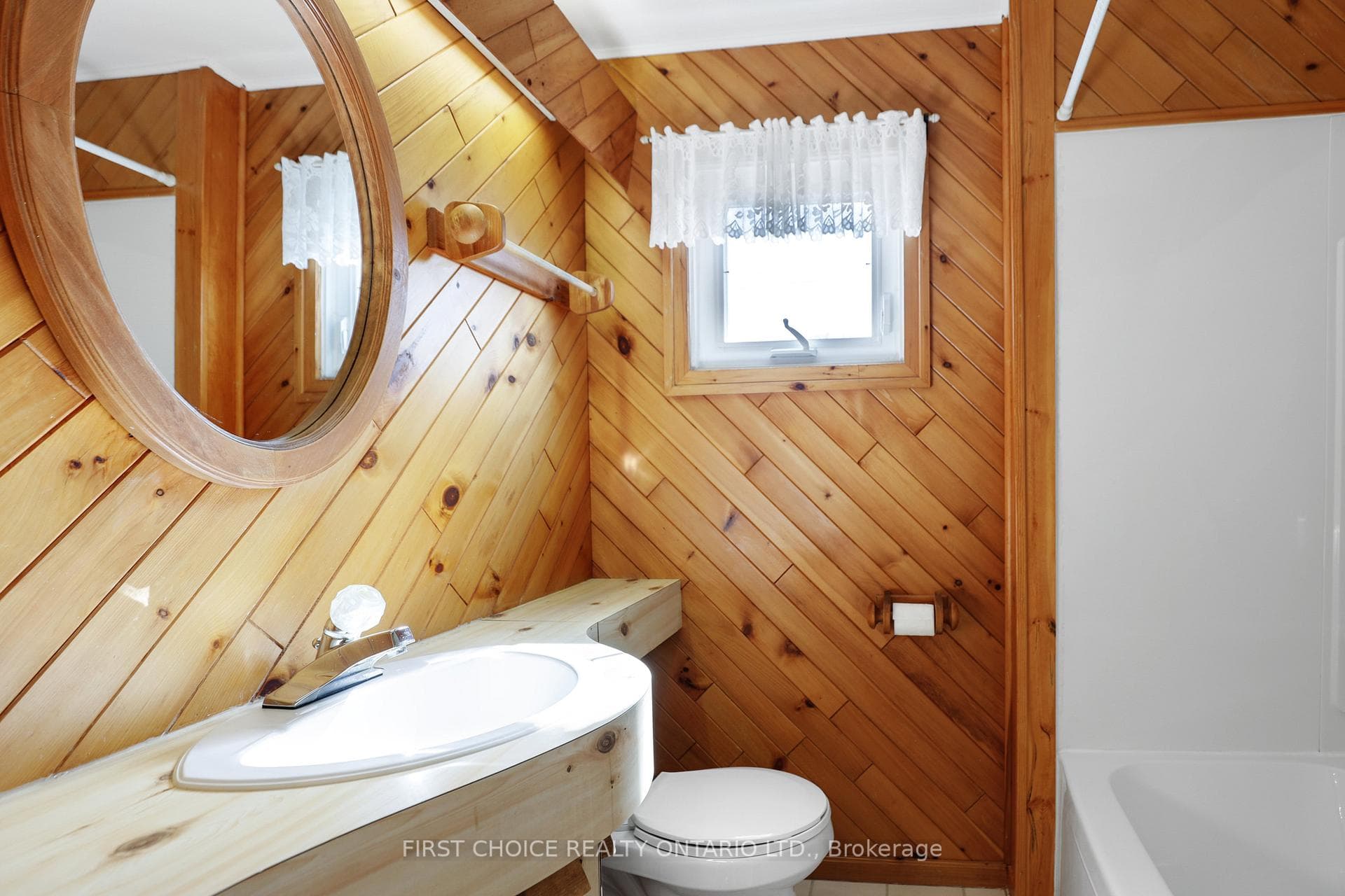 Fulll bathroom on the 2nd flr + a 2 piece ensuite