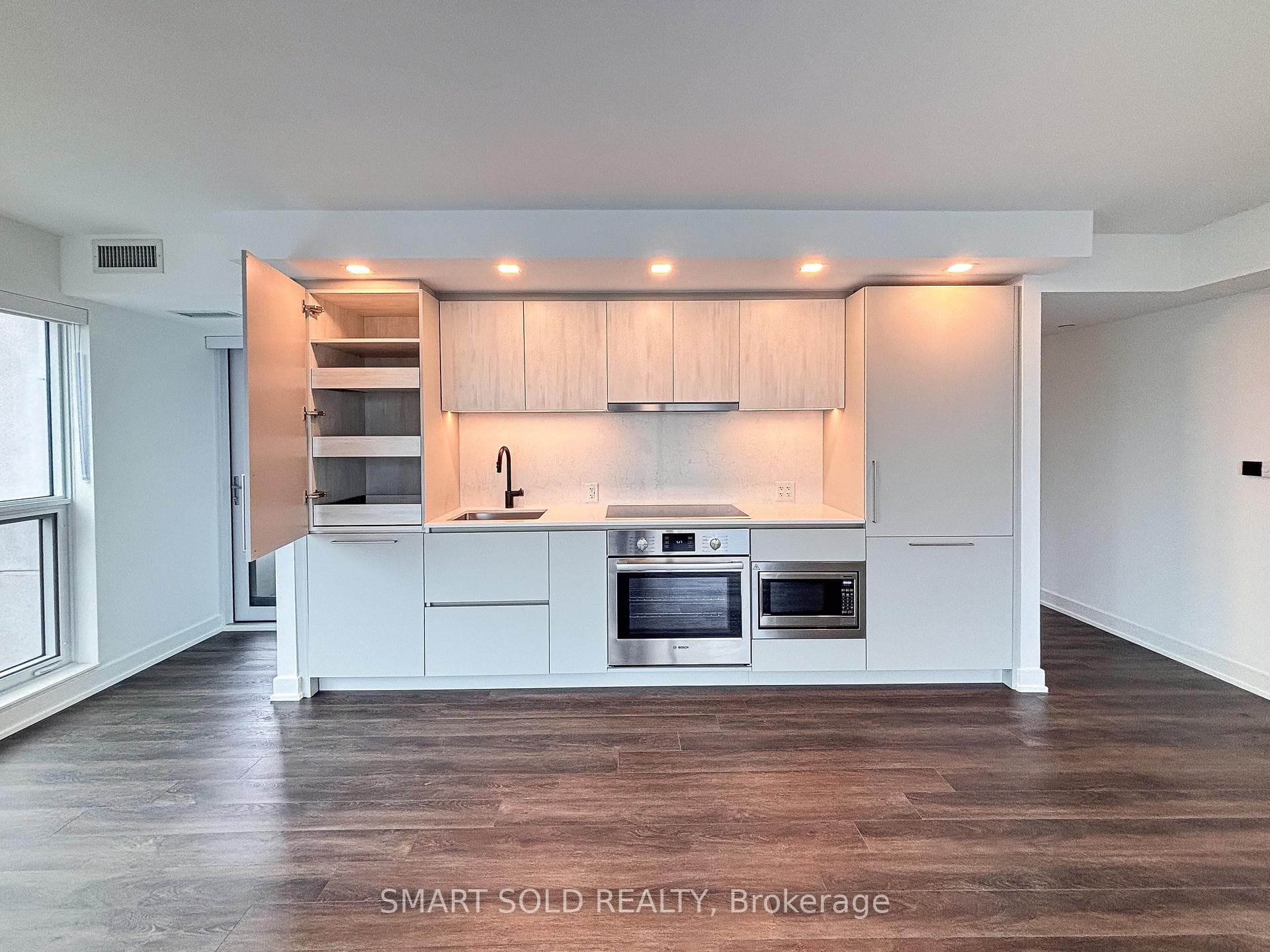 609 Sherbourne Street Unit 1402 photo 3