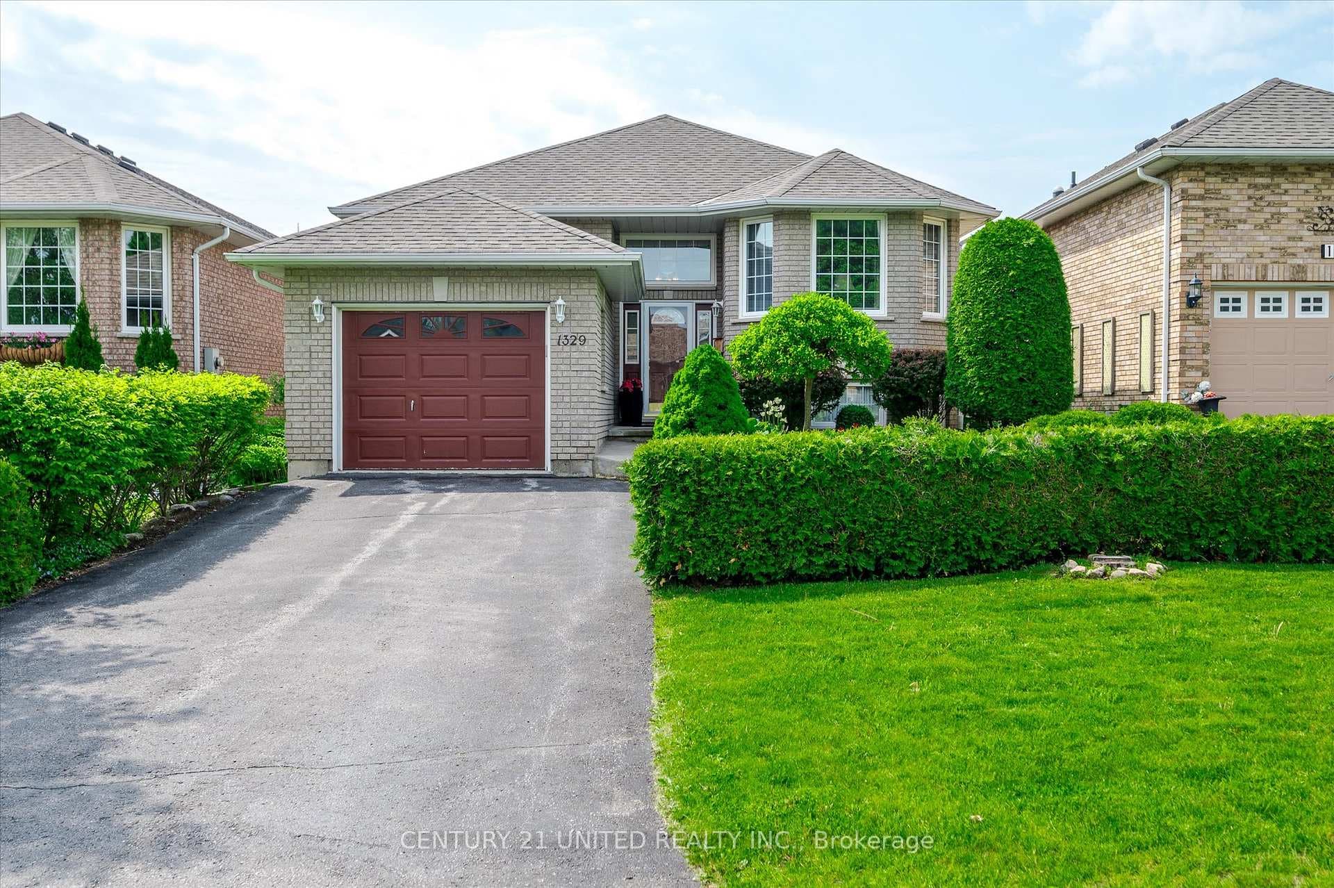 1329 White Crescent photo 1