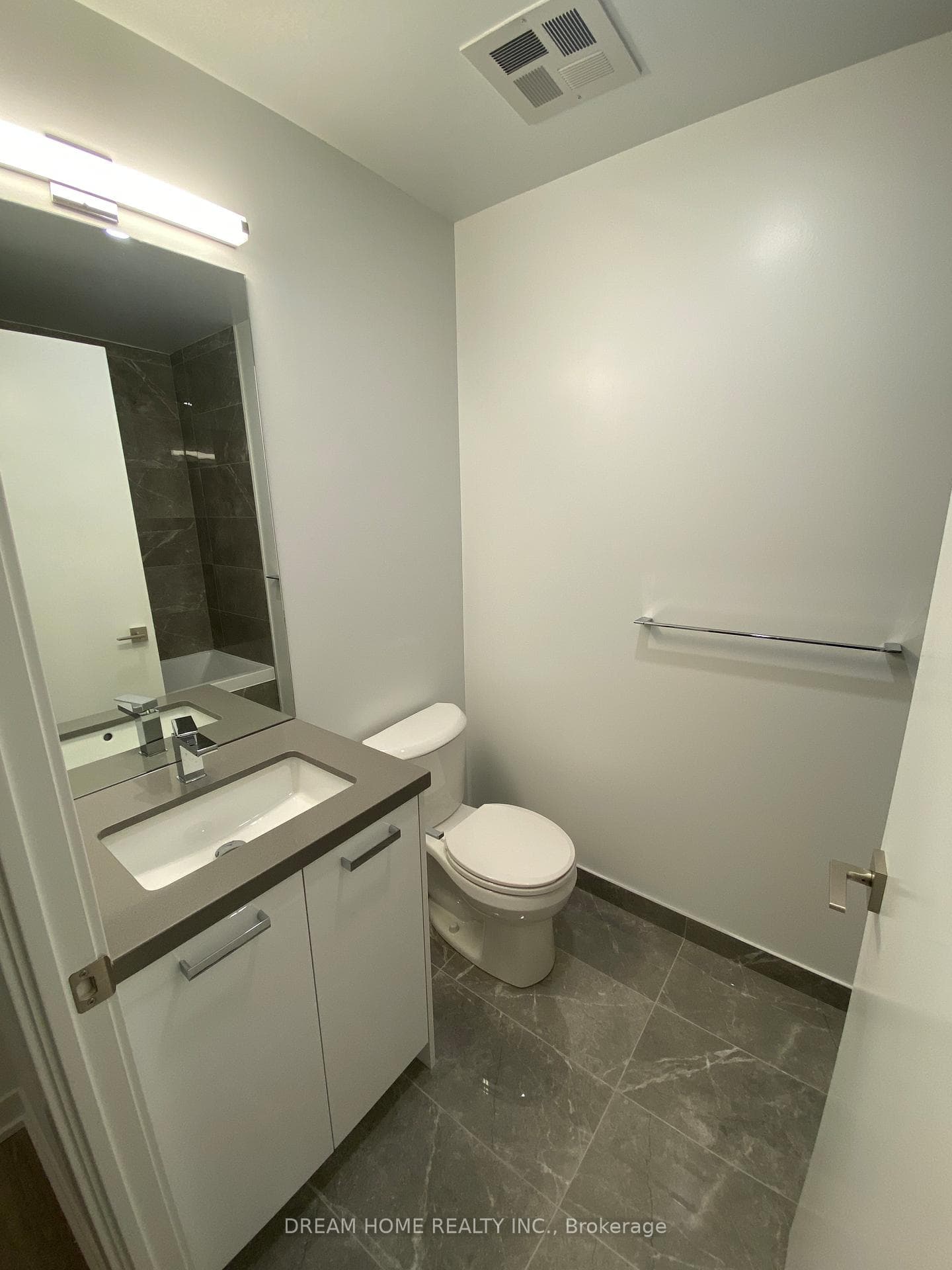 195 mccaul Street Unit 707 photo 9
