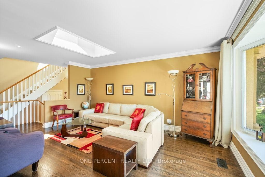 583 Stephens Crescent photo 5