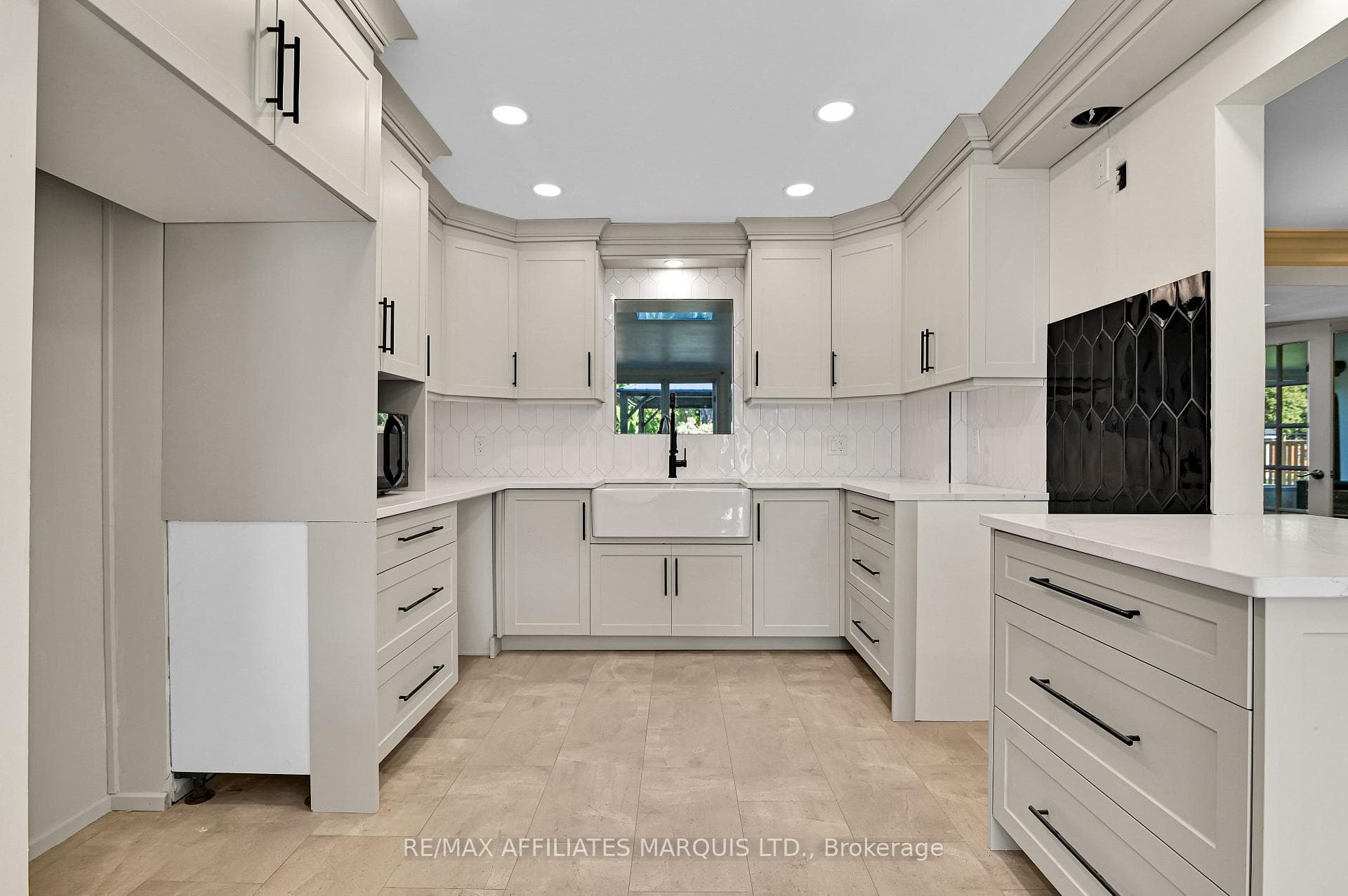 1603 Peter Street photo 7