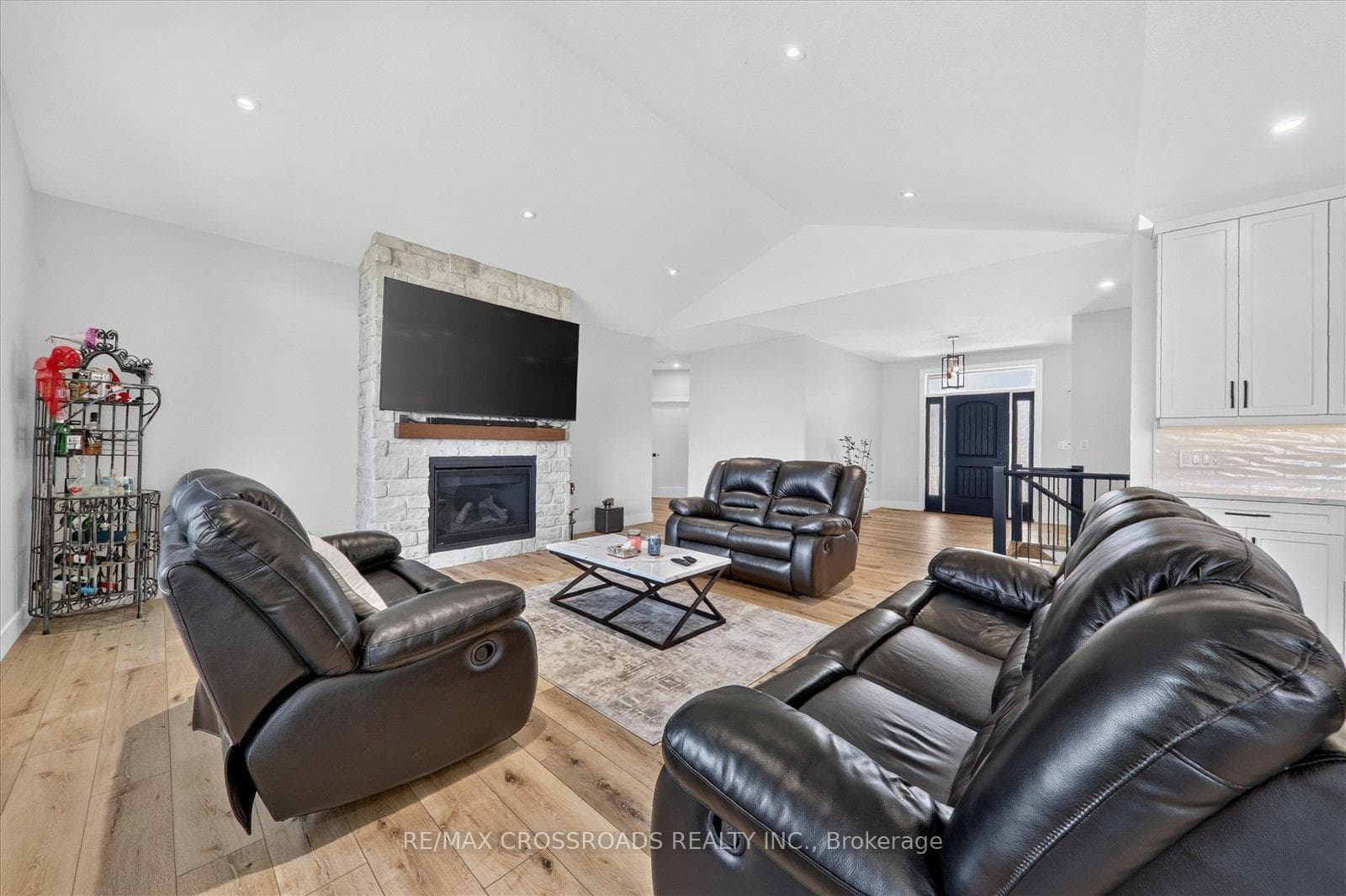 11 MCTAVISH Crescent photo 10