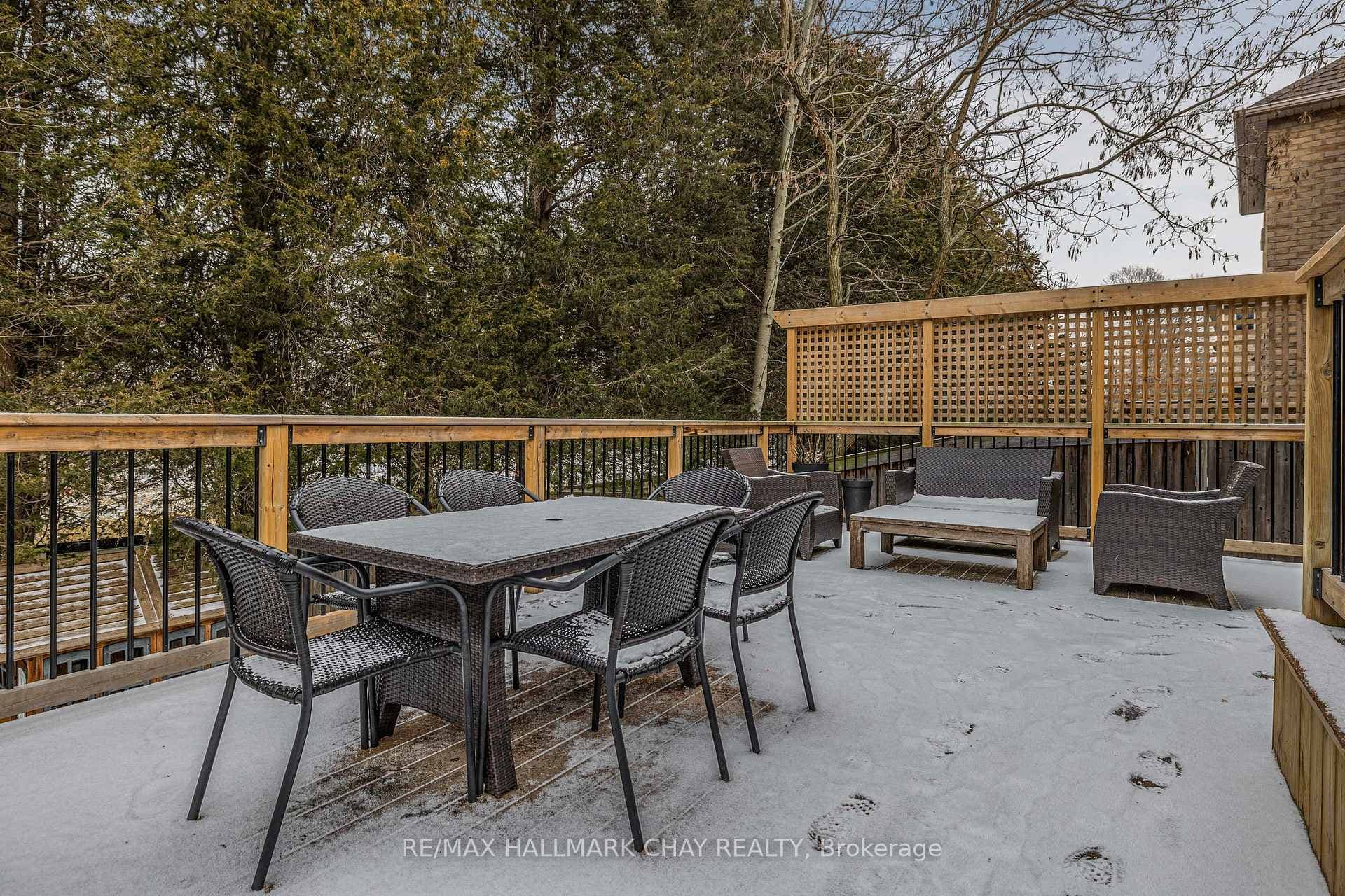 60 Versailles Crescent photo 28