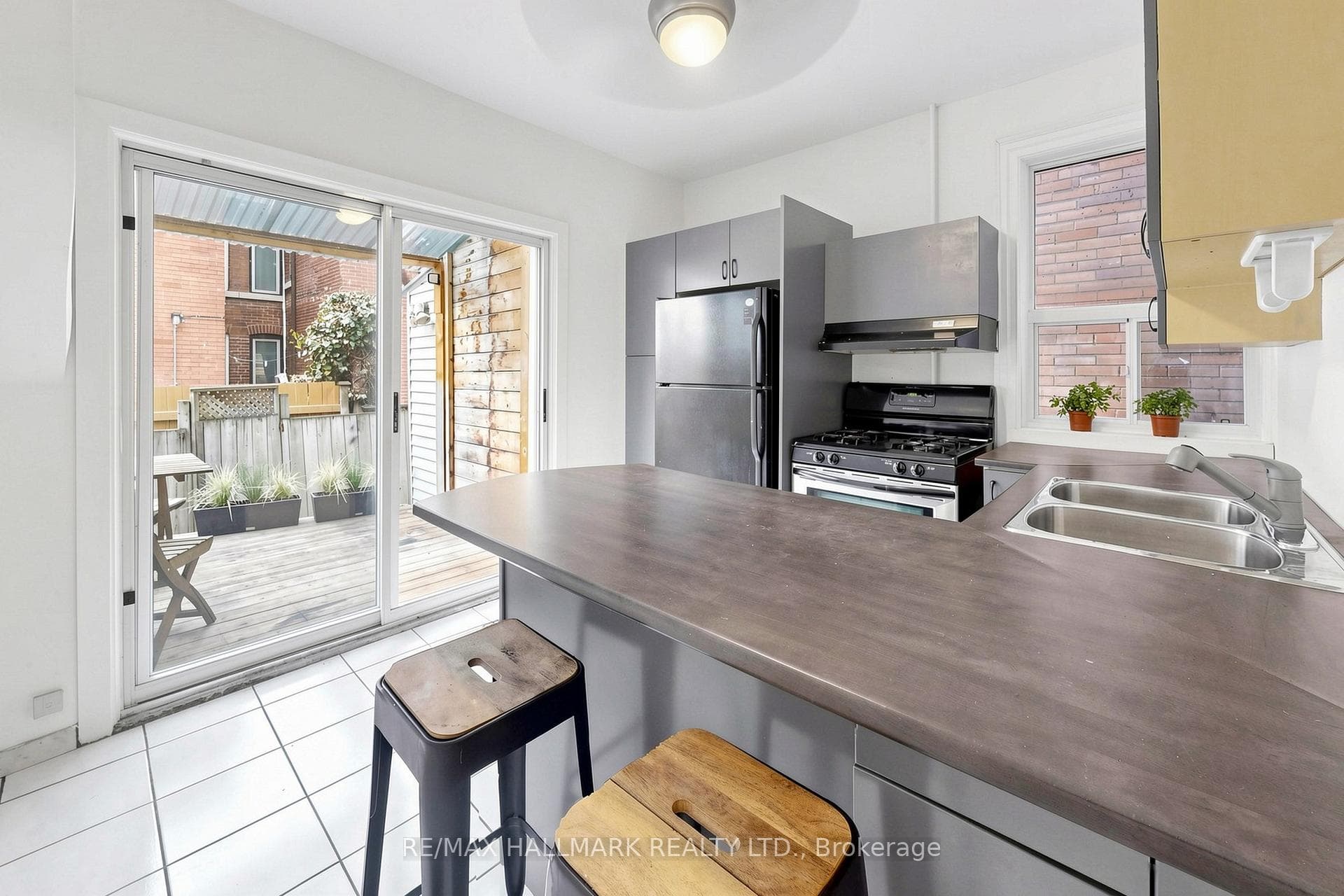 80 Manning Avenue photo 18
