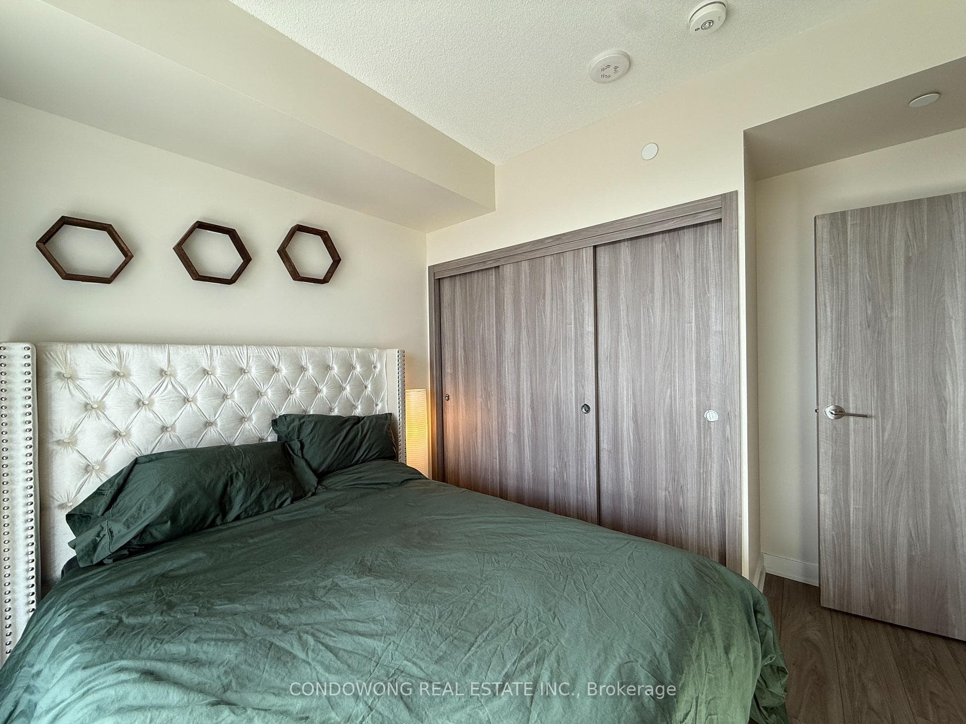 27 Mcmahon Drive Unit 1805 photo 12
