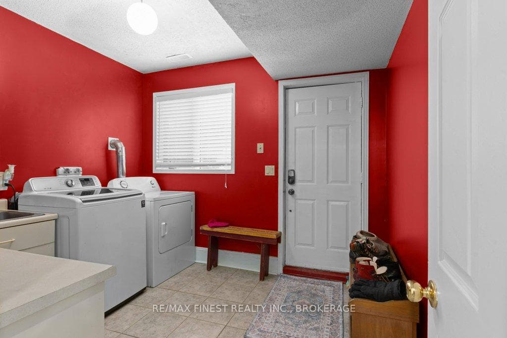 2154 Arne Crescent photo 36