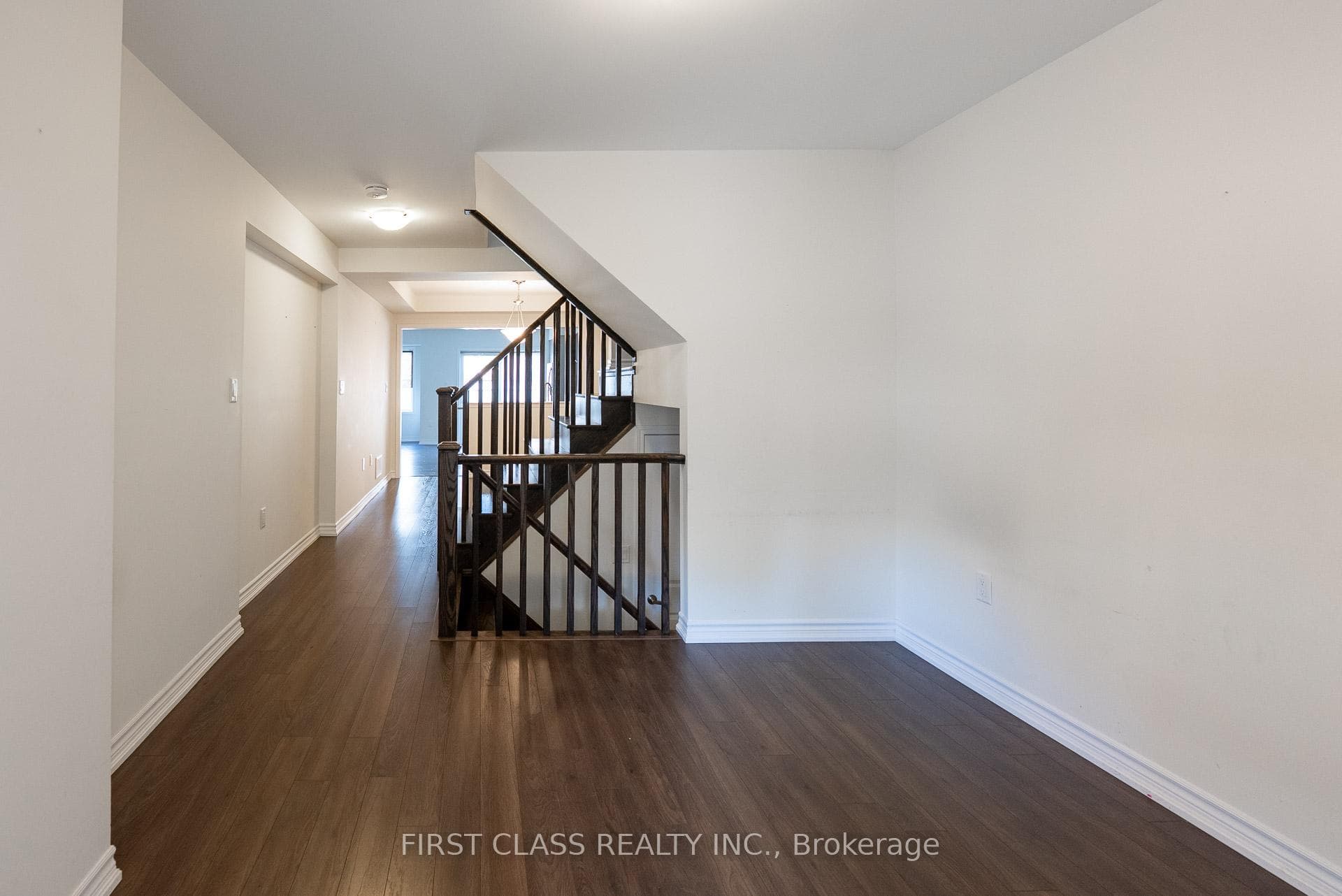 96 Hutt Crescent photo 3