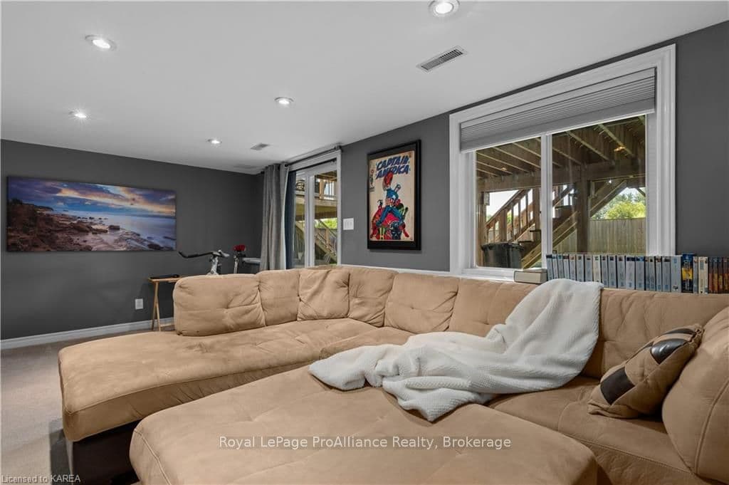 1548 CRIMSON Crescent photo 38