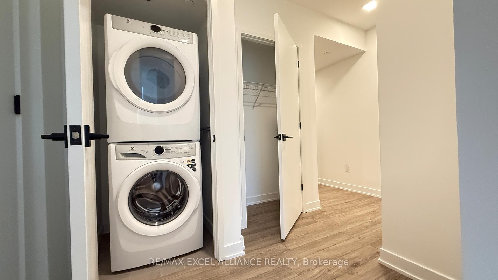 609 Sherbourne Street Unit 1702 photo 8
