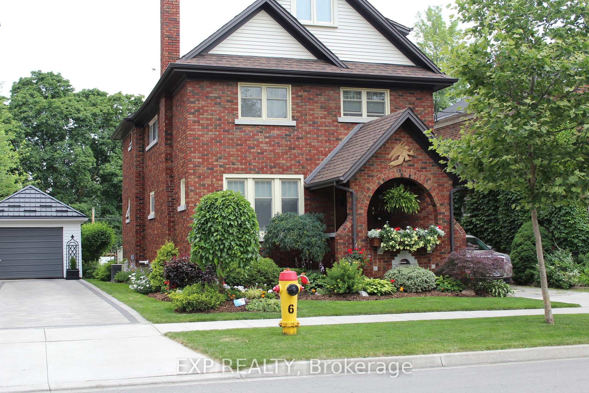 77 Borden Avenue photo 4