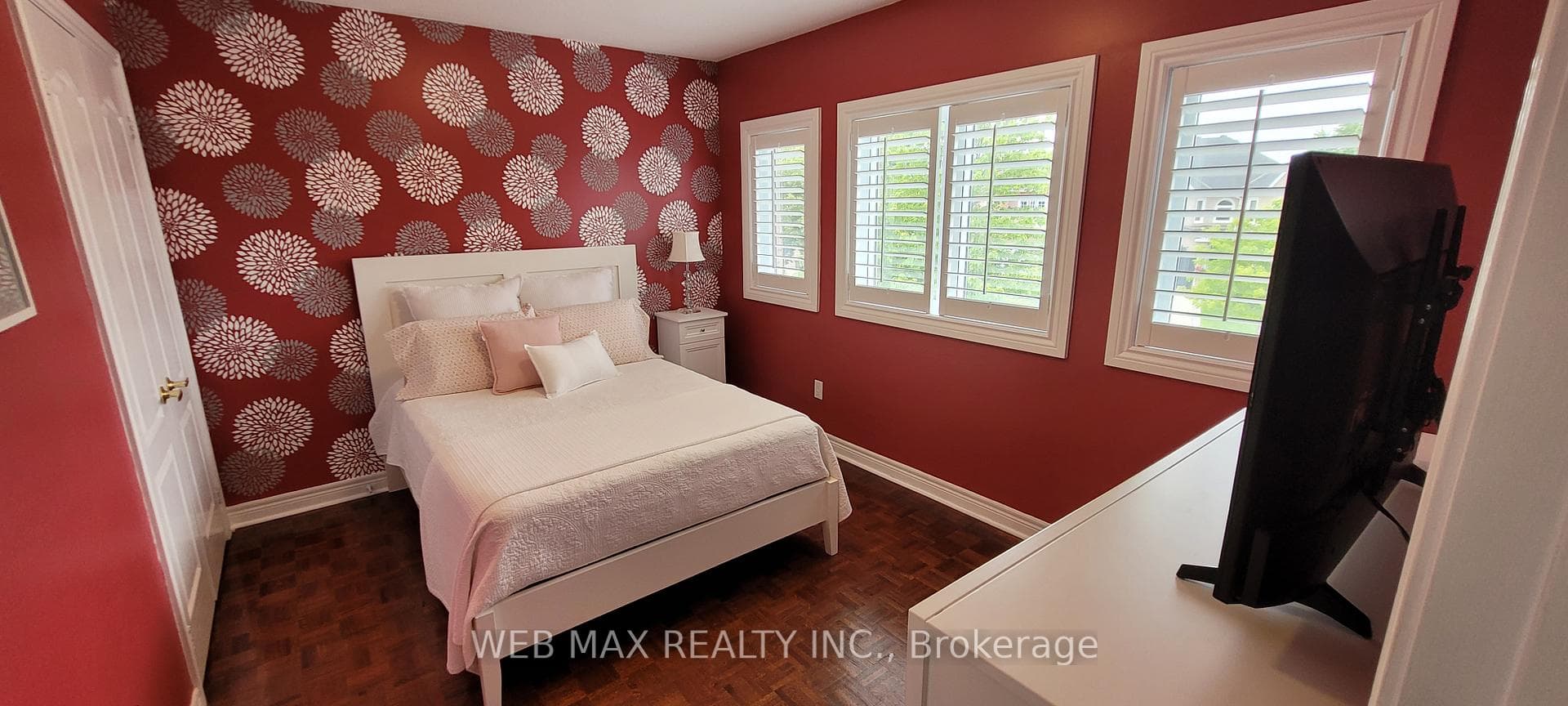 Large 2nd bedroom, parquet floor