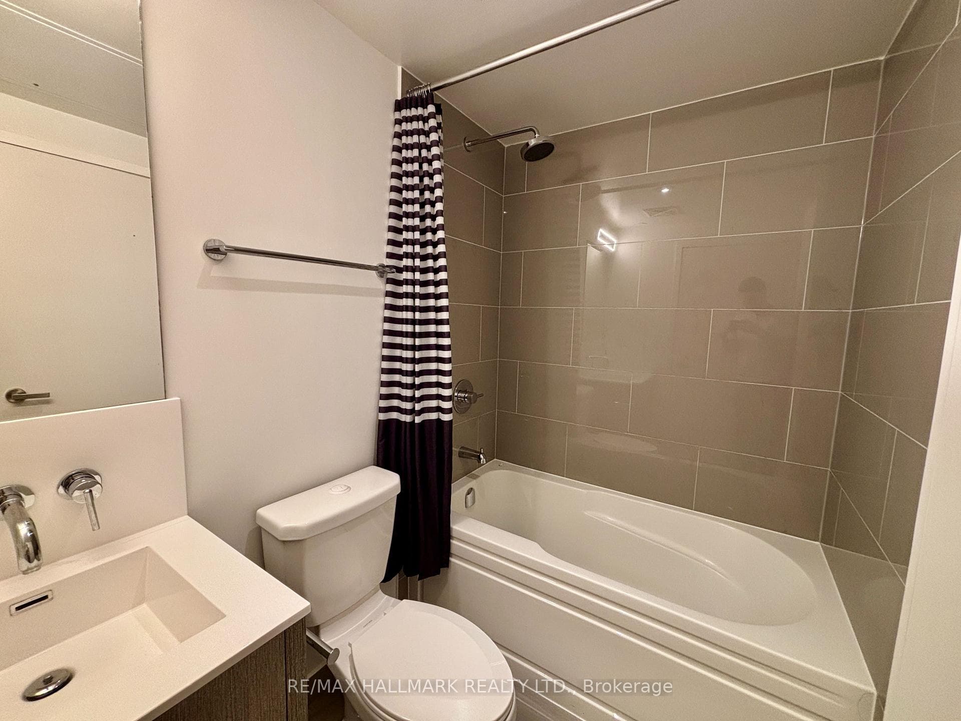 88 Harbour Street Unit 5803 photo 7
