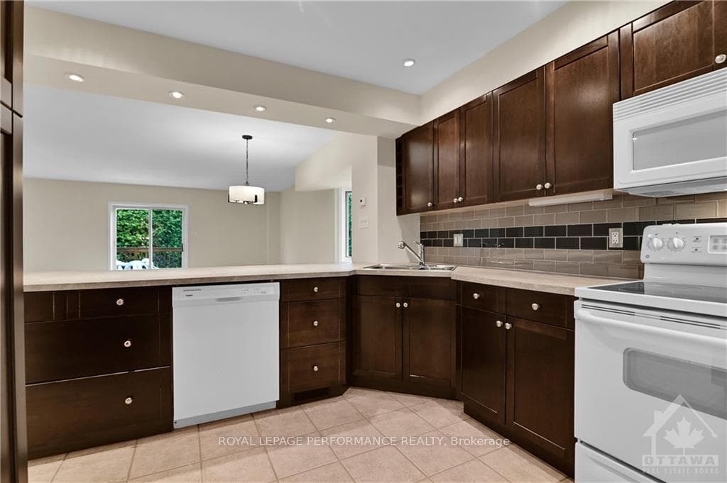 25 STURBRIDGE photo 6