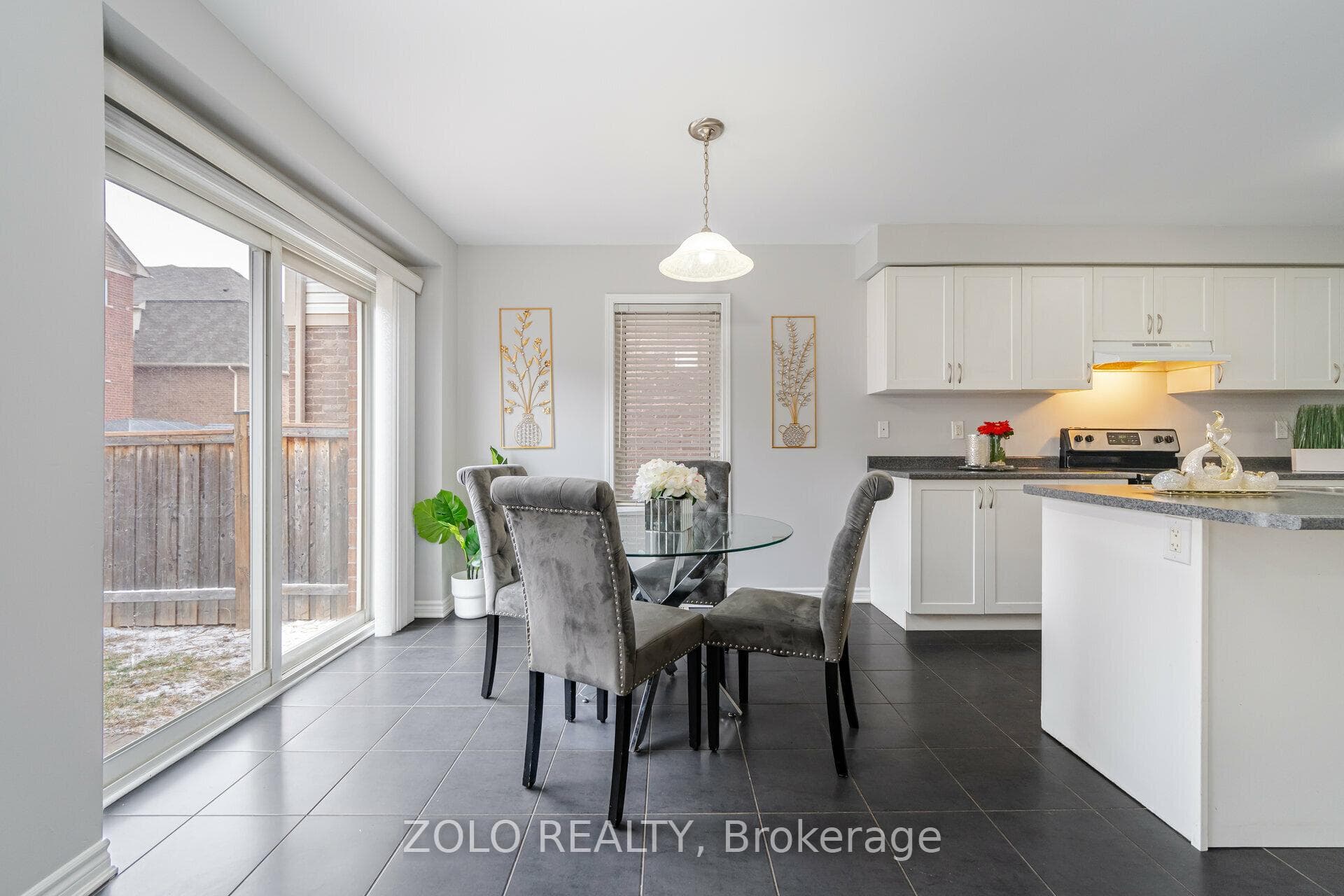 123 Vanhorne Close photo 8