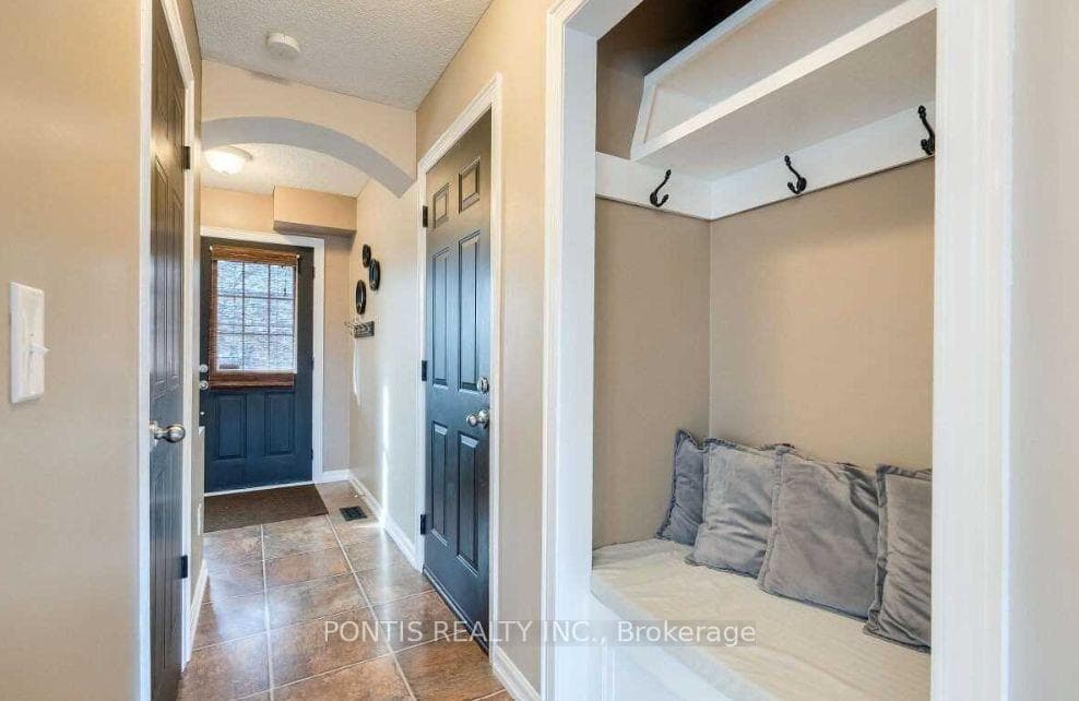 8 Sweeney Crescent photo 3