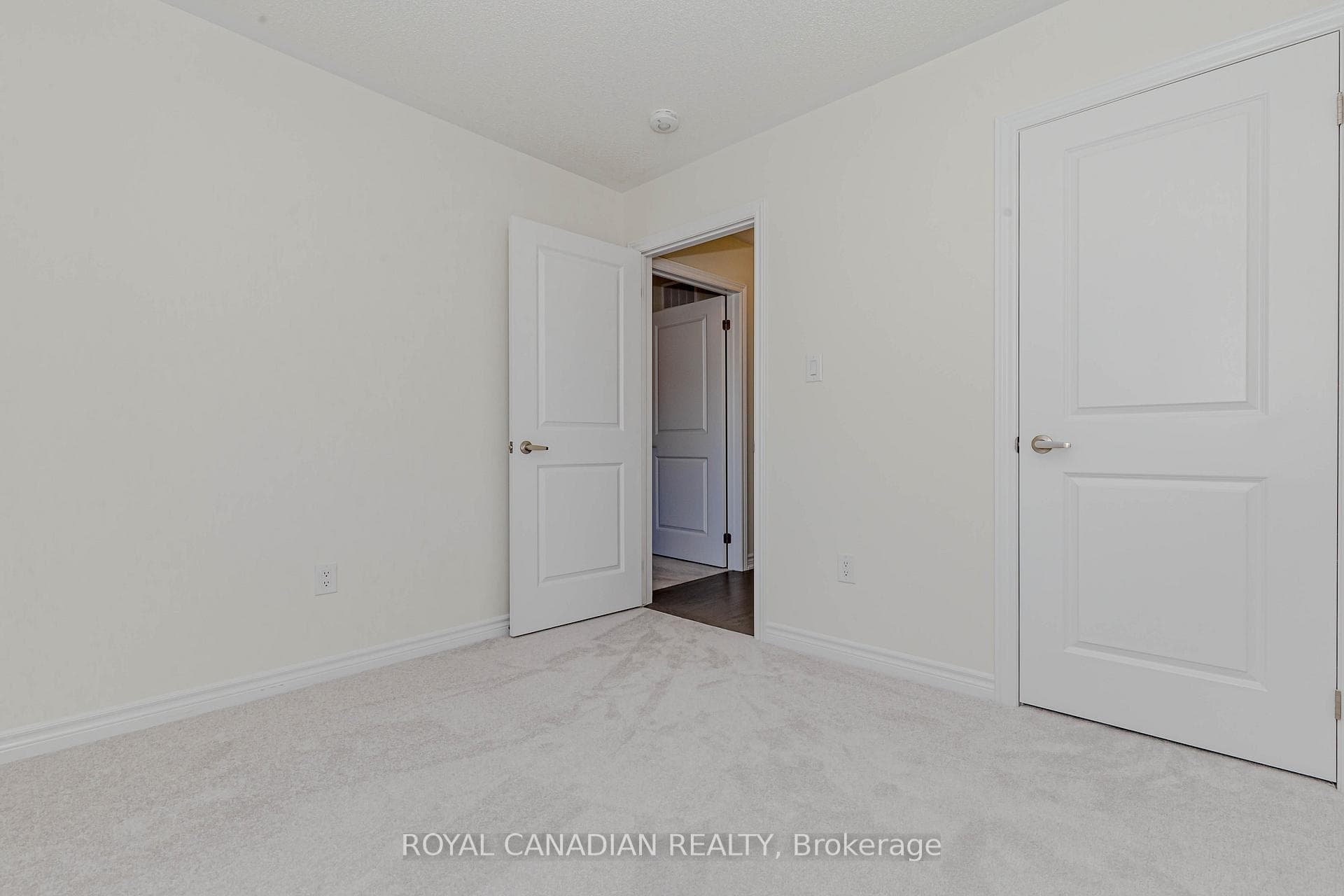 2 Molnar Crescent photo 32