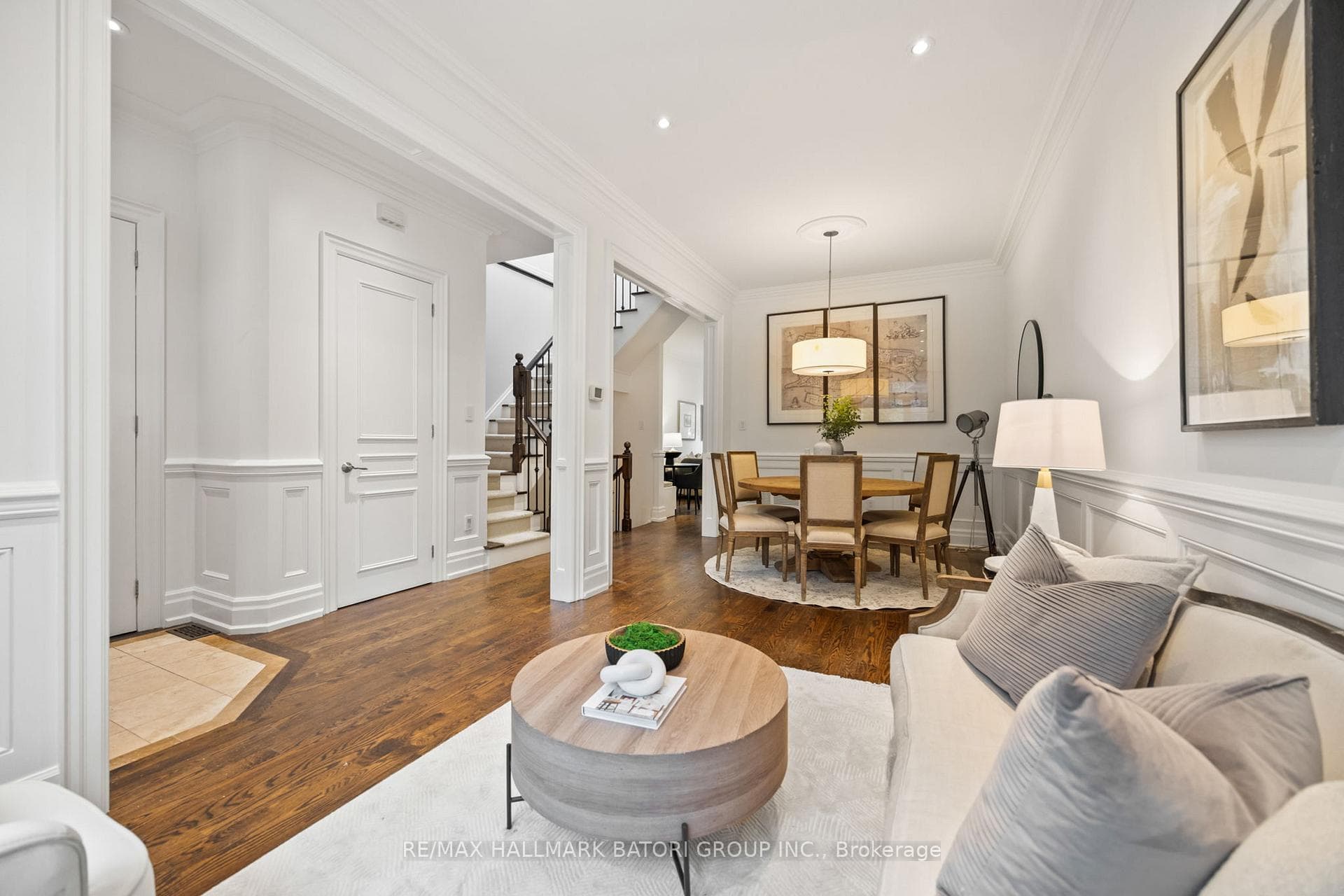 42 Douglas Avenue photo 3