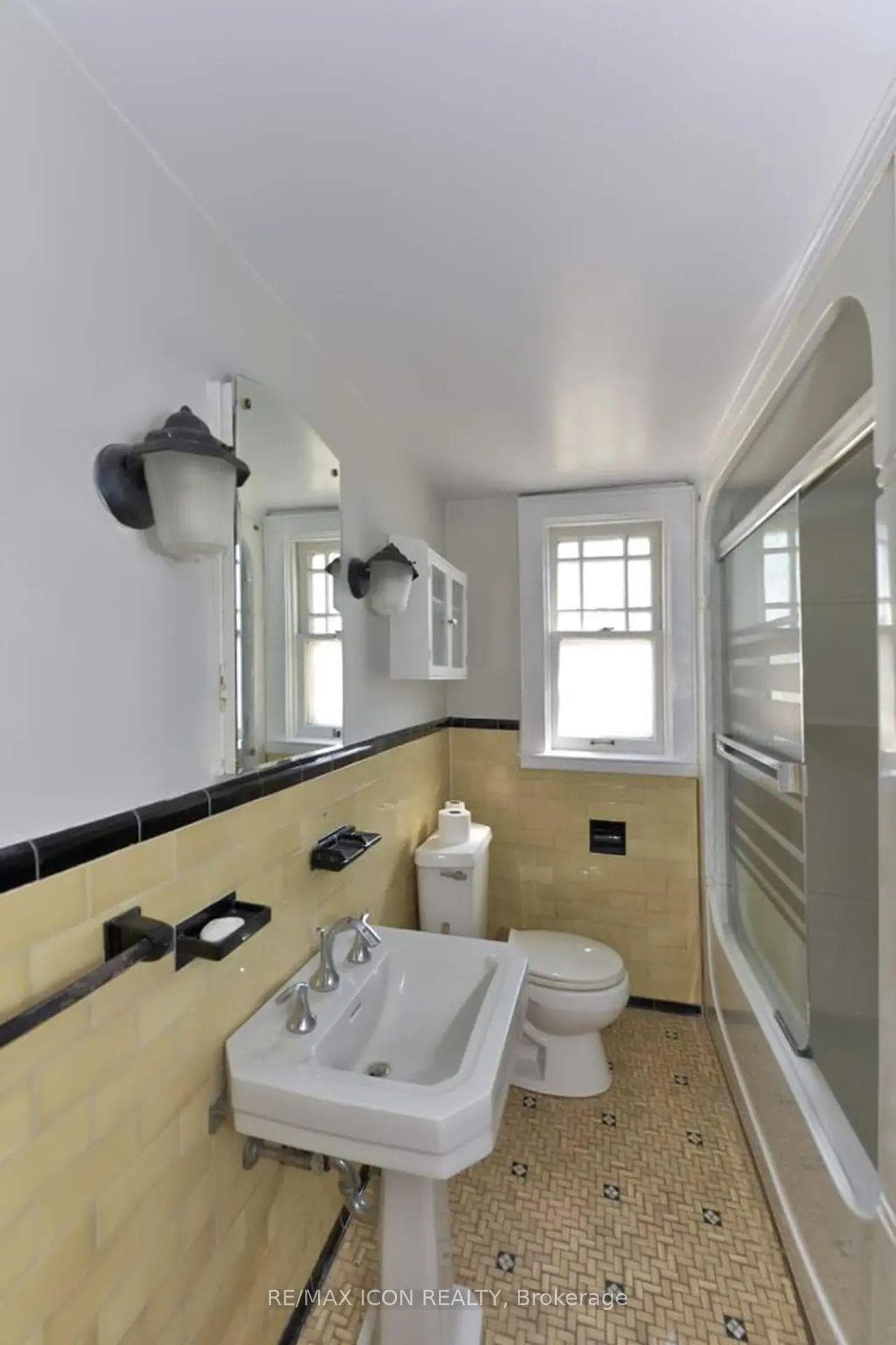 525 Grosvenor Street photo 36