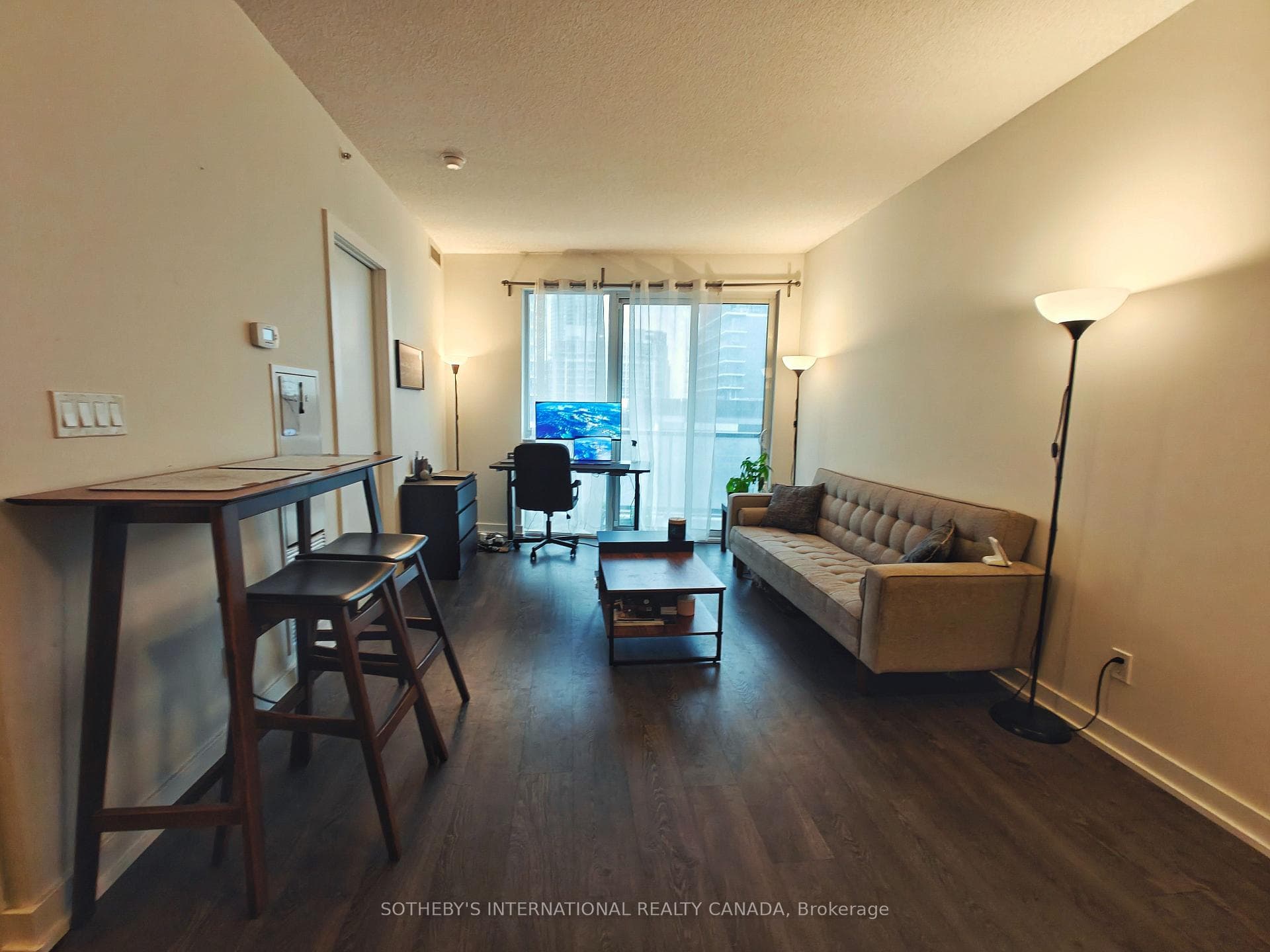 20 Bruyeres Mews Unit 902 photo 3