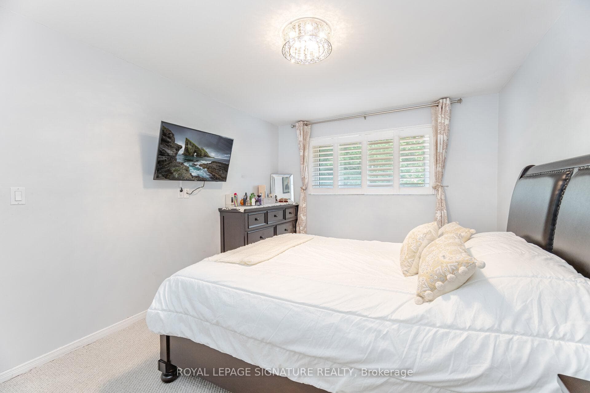 574 Antigua Crescent photo 21