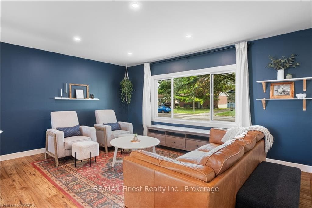 189 CAMBERLEY Crescent photo 5