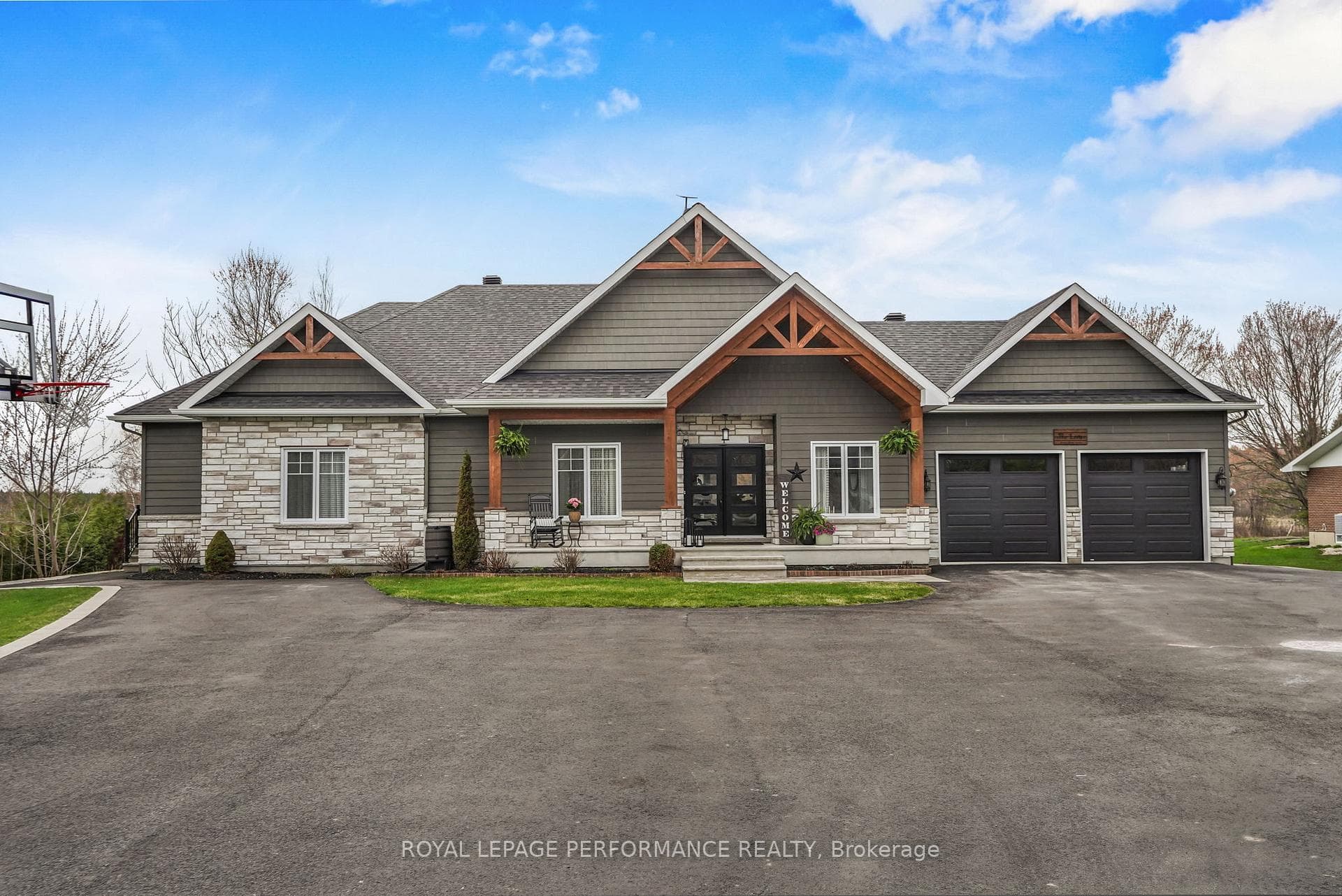 1560 SANDY HILL Champlain