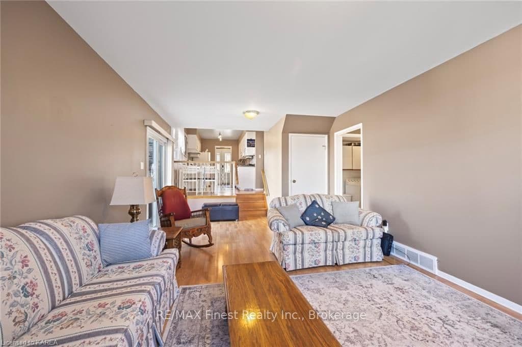 943 PEMBRIDGE Crescent photo 19