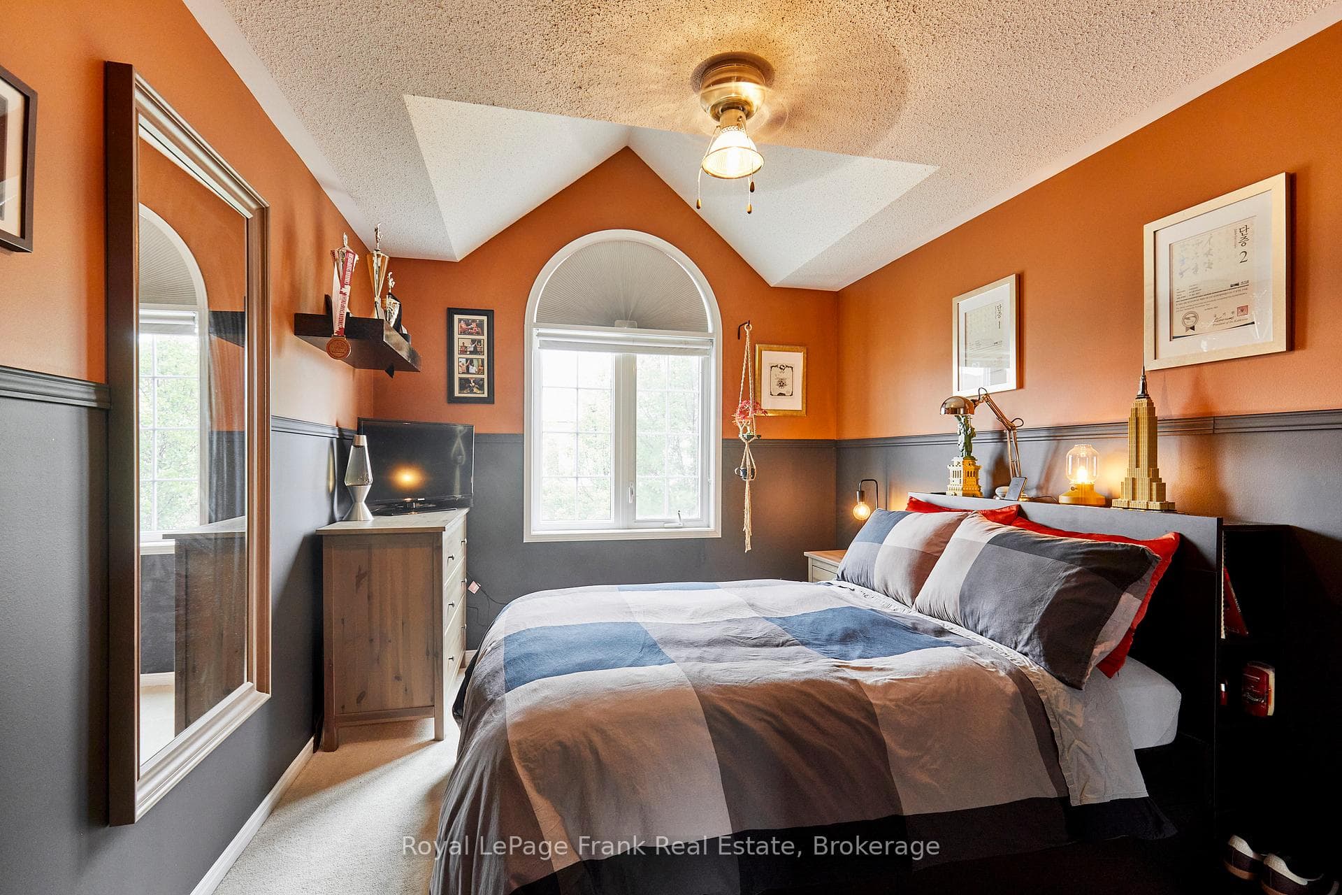 2bdrm with Vaulted Ceiling