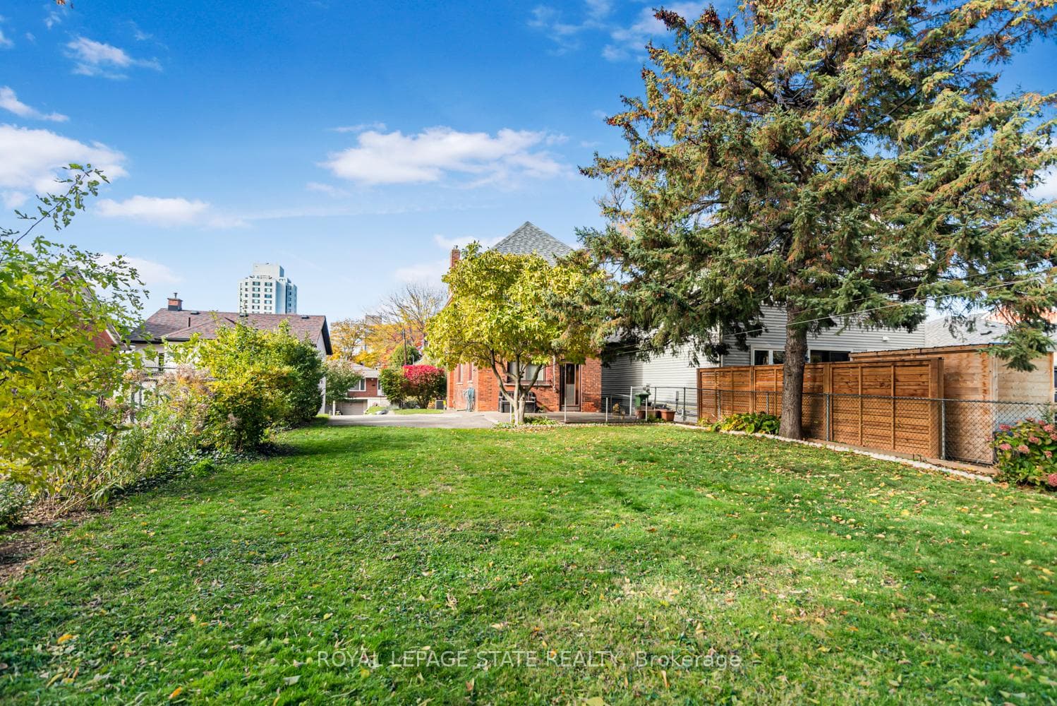 538 Hughson Street photo 40