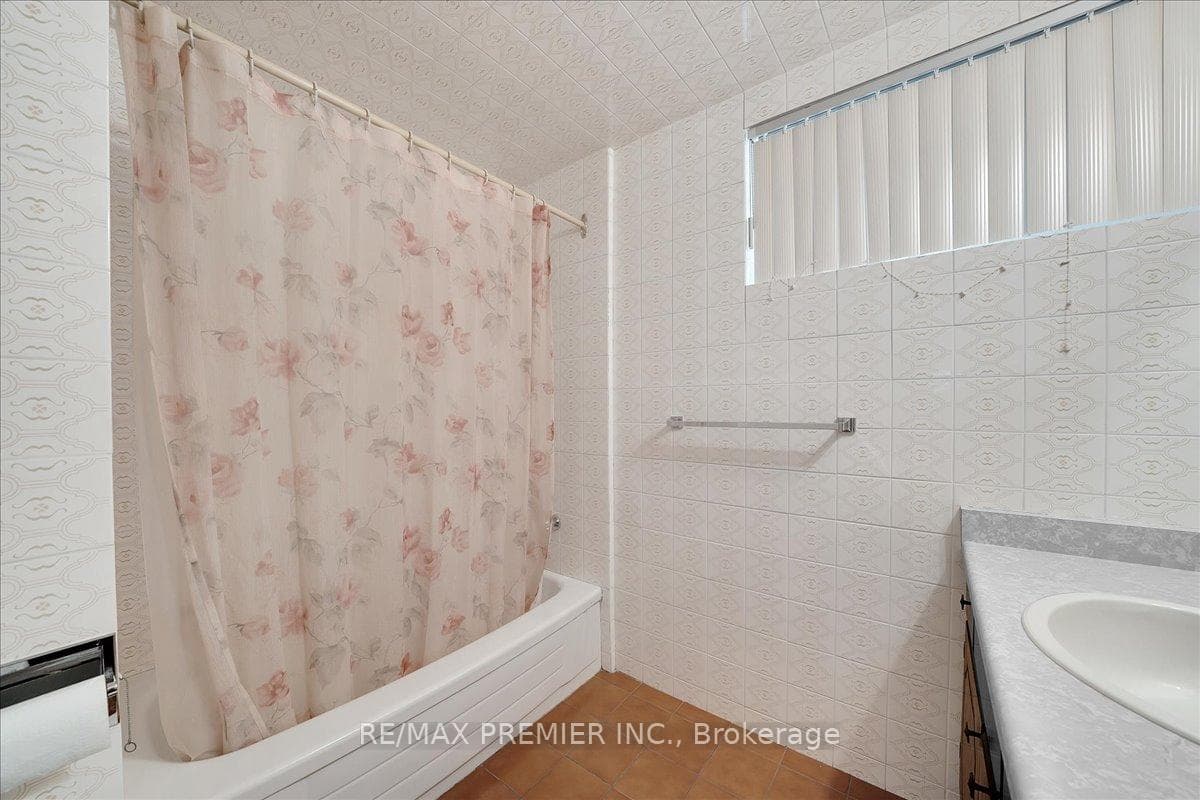 100 Hallsport Crescent photo 44